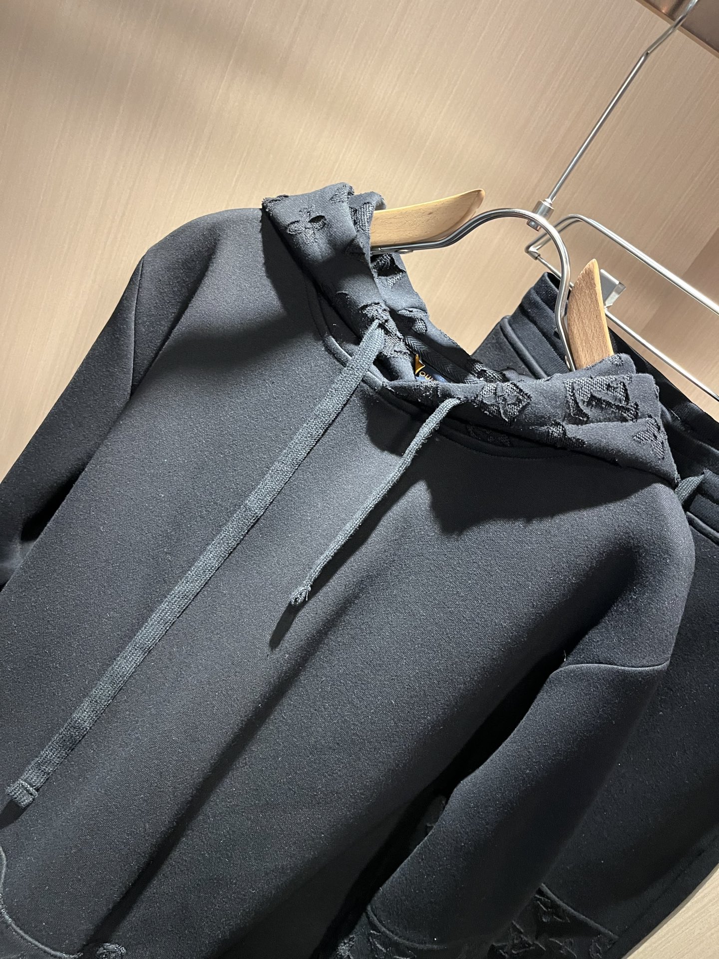 Louis Vuit*on 路易家族 2025秋冬新款套装，轻奢休闲套装，男女同款👫装饰！路易家族的新高