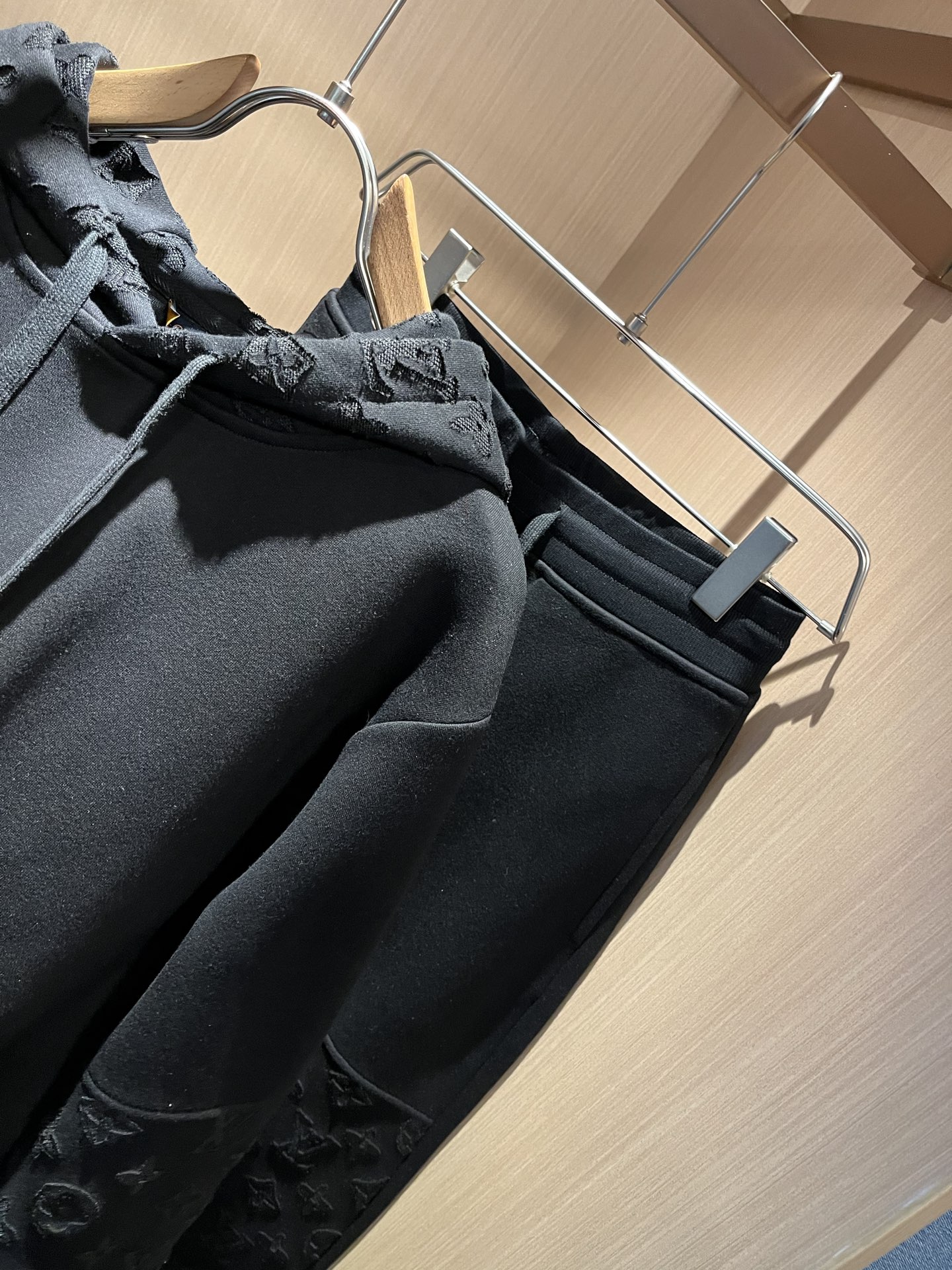 Louis Vuit*on 路易家族 2025秋冬新款套装，轻奢休闲套装，男女同款👫装饰！路易家族的新高