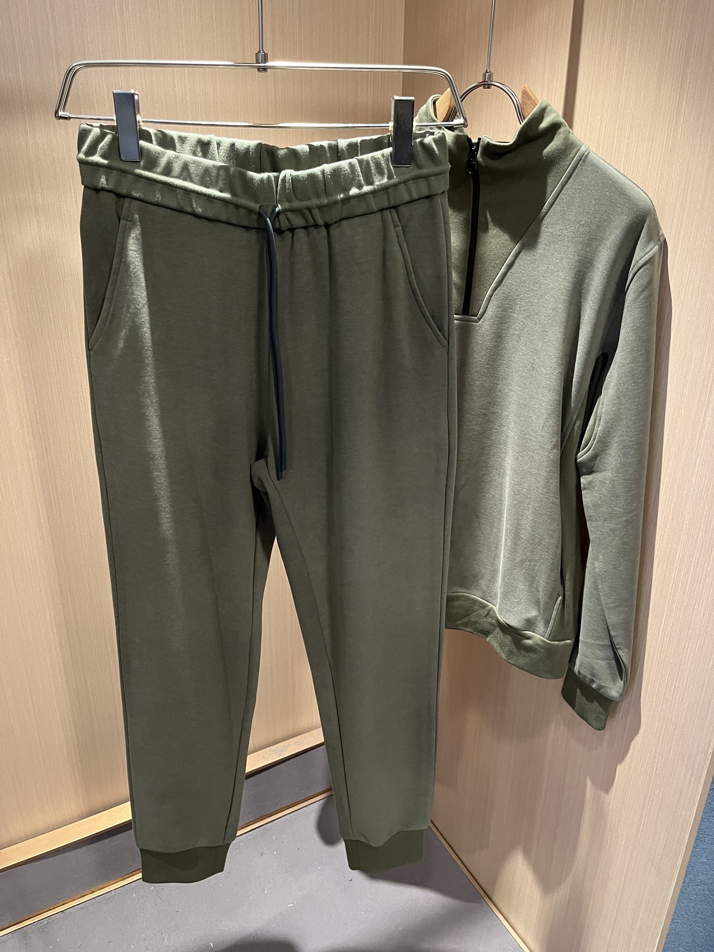 Loro Piana诺悠翩雅 2025秋冬男士套装，最新的贸易订单全品相！！网红款！上身舒适透气，不僵硬