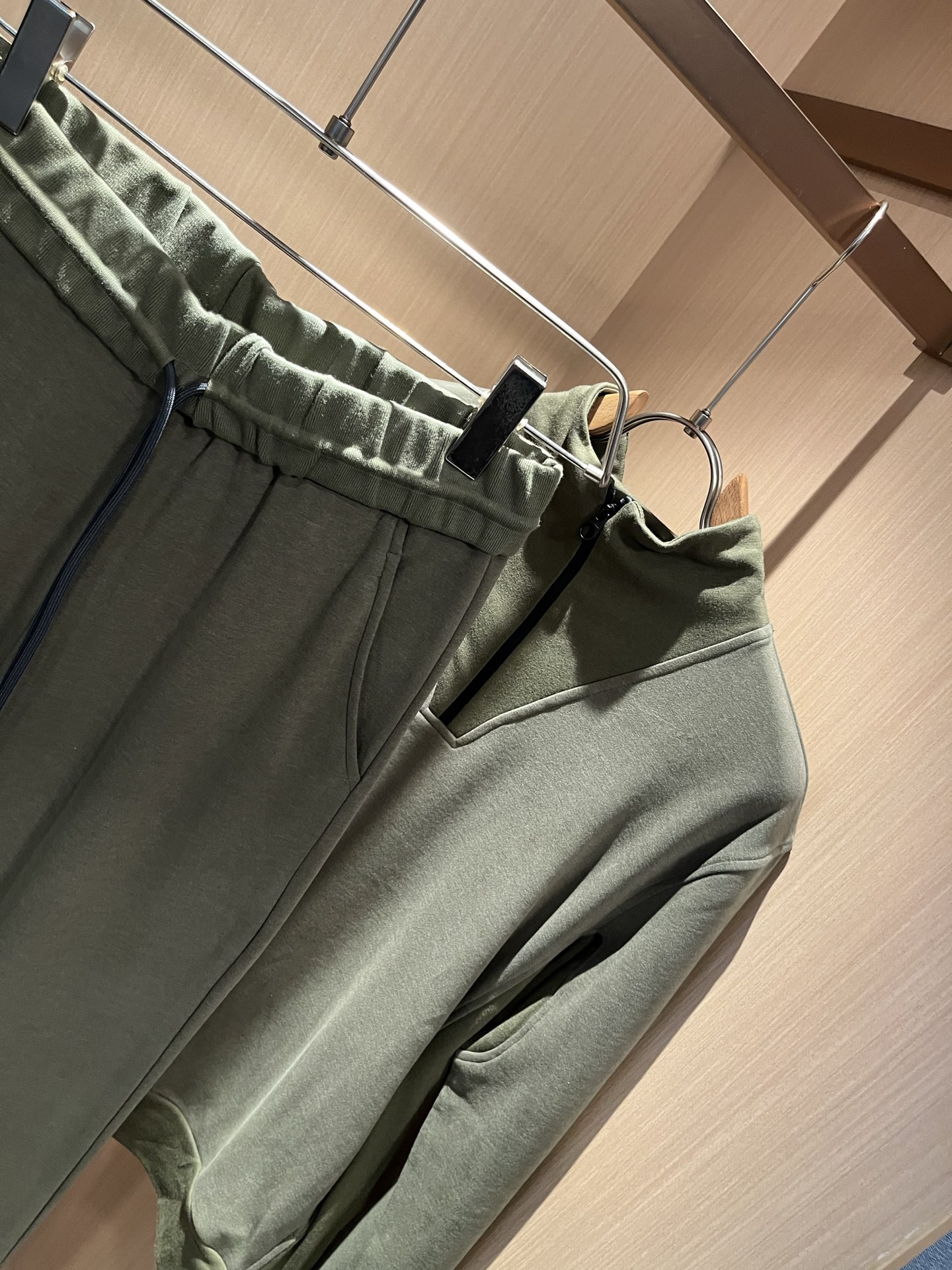 Loro Piana诺悠翩雅 2025秋冬男士套装，最新的贸易订单全品相！！网红款！上身舒适透气，不僵硬