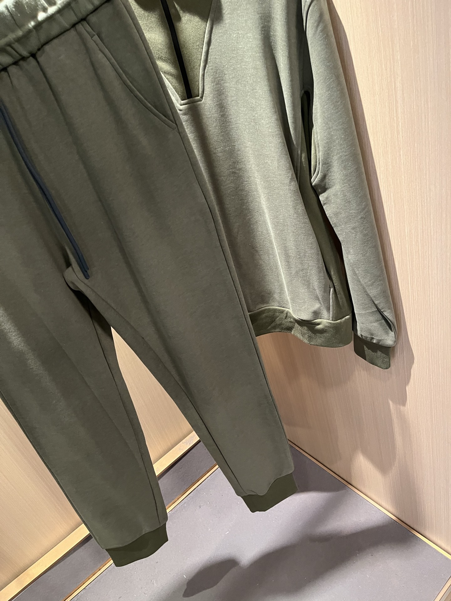 Loro Piana诺悠翩雅 2025秋冬男士套装，最新的贸易订单全品相！！网红款！上身舒适透气，不僵硬