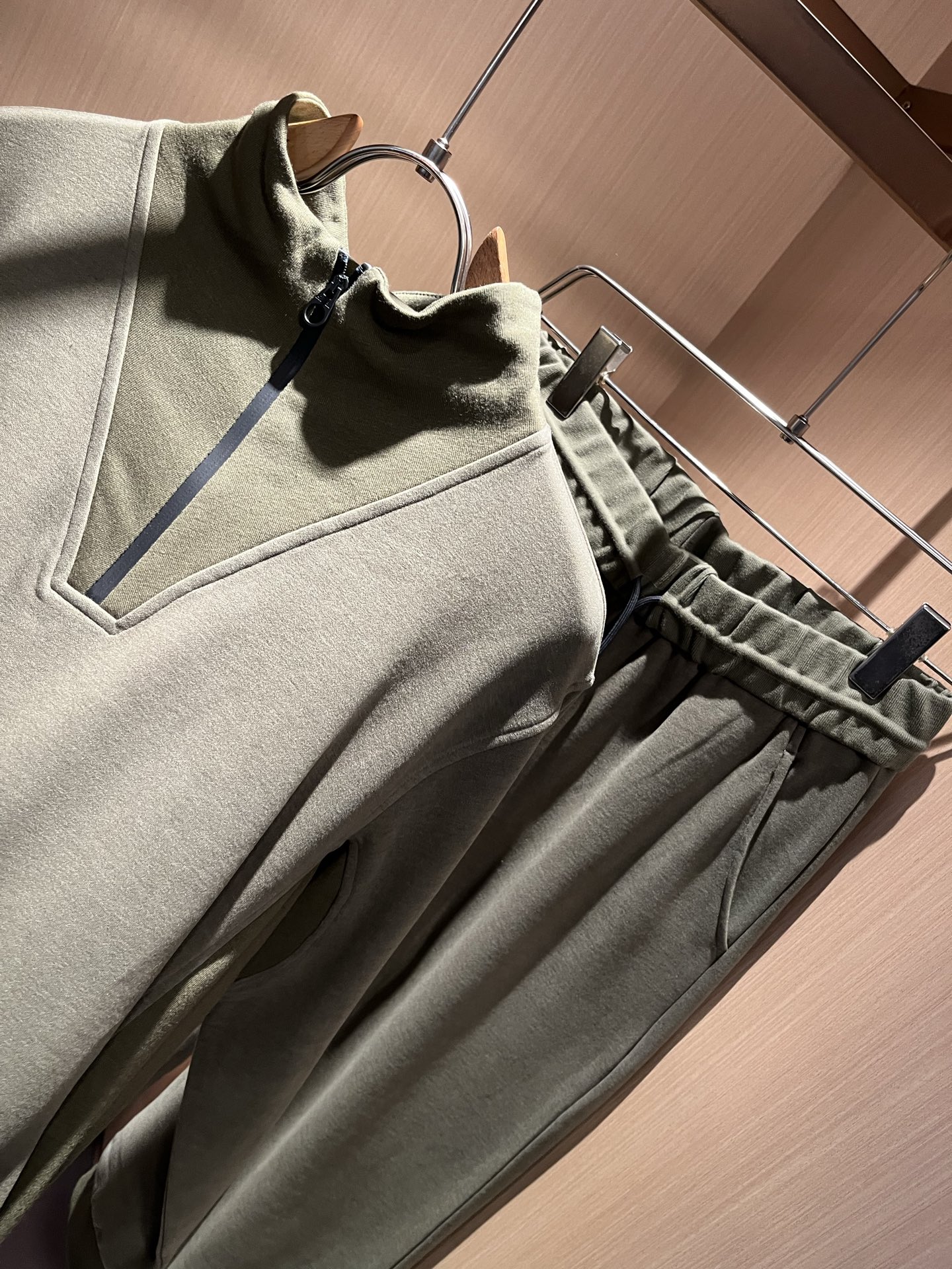 Loro Piana诺悠翩雅 2025秋冬男士套装，最新的贸易订单全品相！！网红款！上身舒适透气，不僵硬