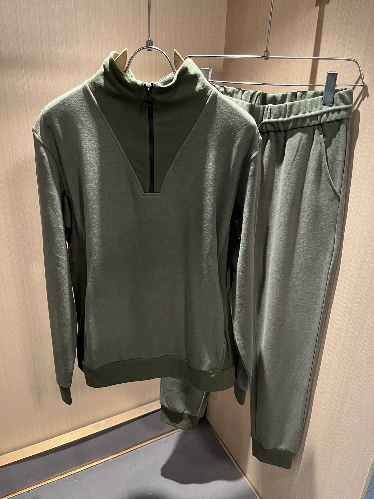 Loro Piana诺悠翩雅 2025秋冬男士套装，最新的贸易订单全品相！！网红款！上身舒适透气，不僵硬