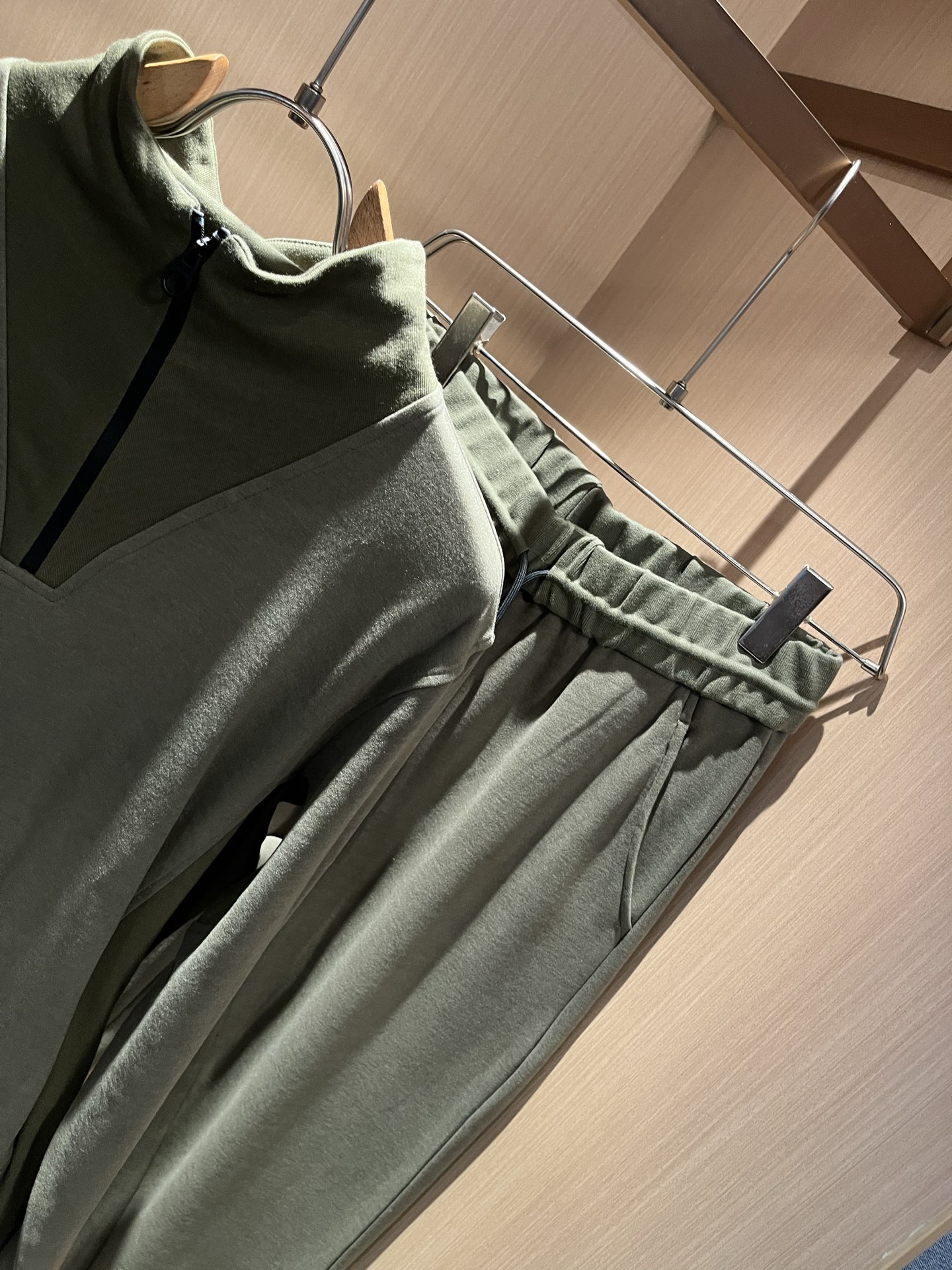 Loro Piana诺悠翩雅 2025秋冬男士套装，最新的贸易订单全品相！！网红款！上身舒适透气，不僵硬