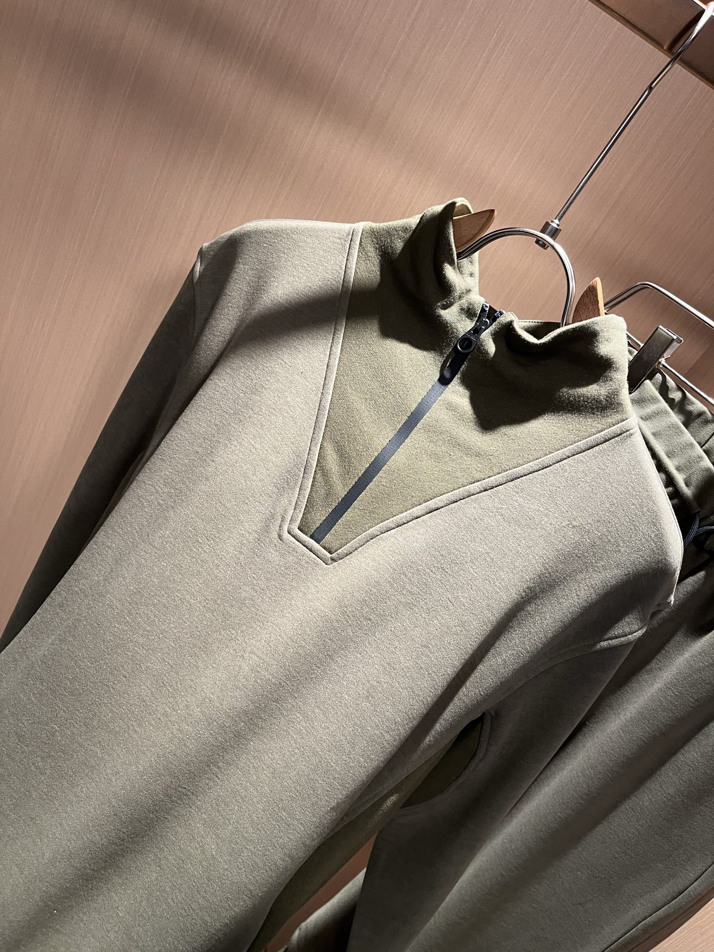 Loro Piana诺悠翩雅 2025秋冬男士套装，最新的贸易订单全品相！！网红款！上身舒适透气，不僵硬