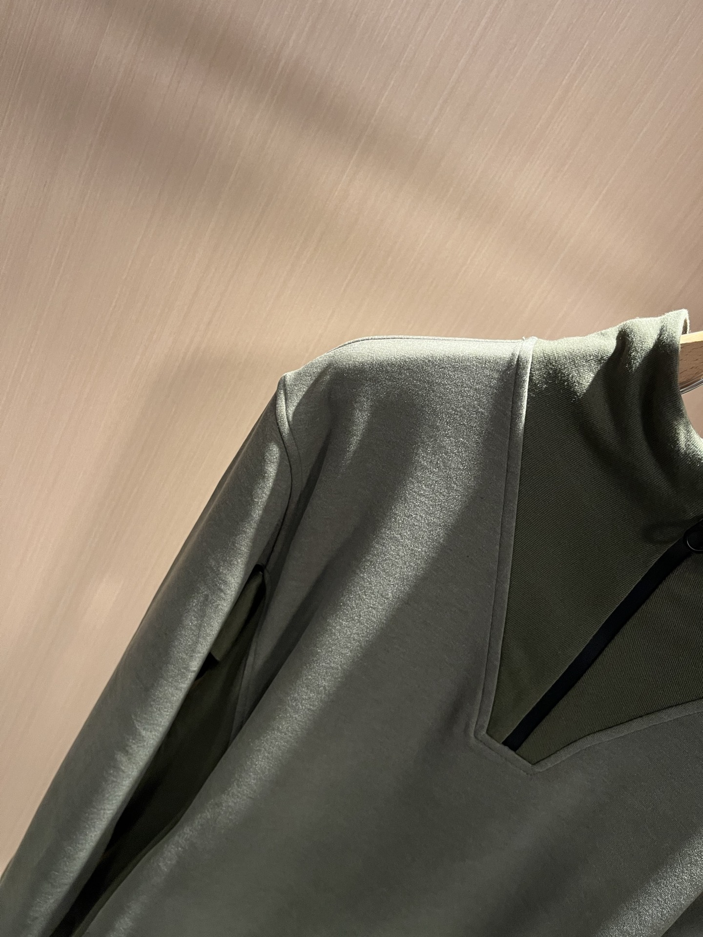 Loro Piana诺悠翩雅 2025秋冬男士套装，最新的贸易订单全品相！！网红款！上身舒适透气，不僵硬