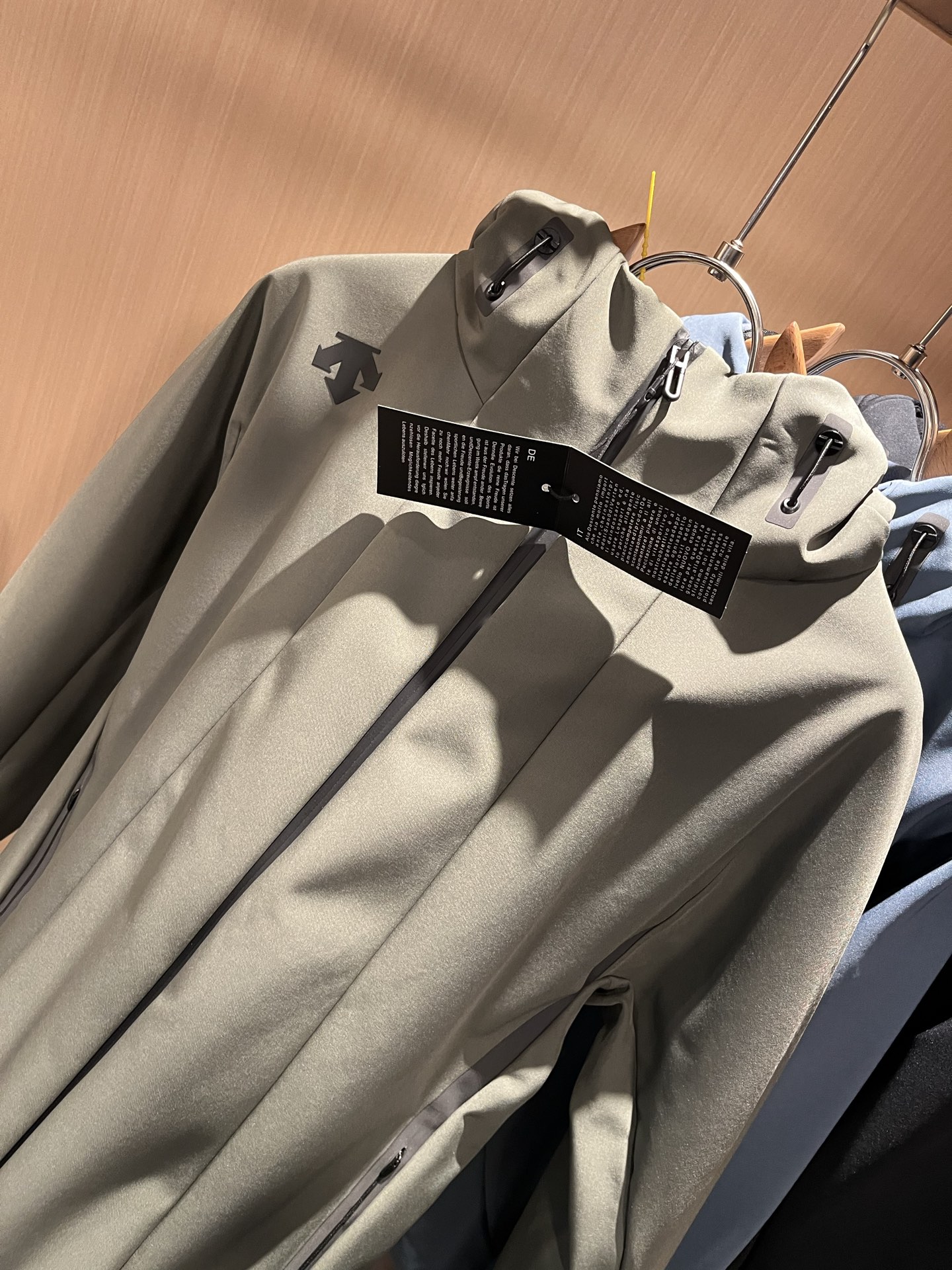 迪桑特DESCENTE 2025秋冬新款男女同款👫夹克外套，自1935年荣耀至今的专业运动品牌。80余年