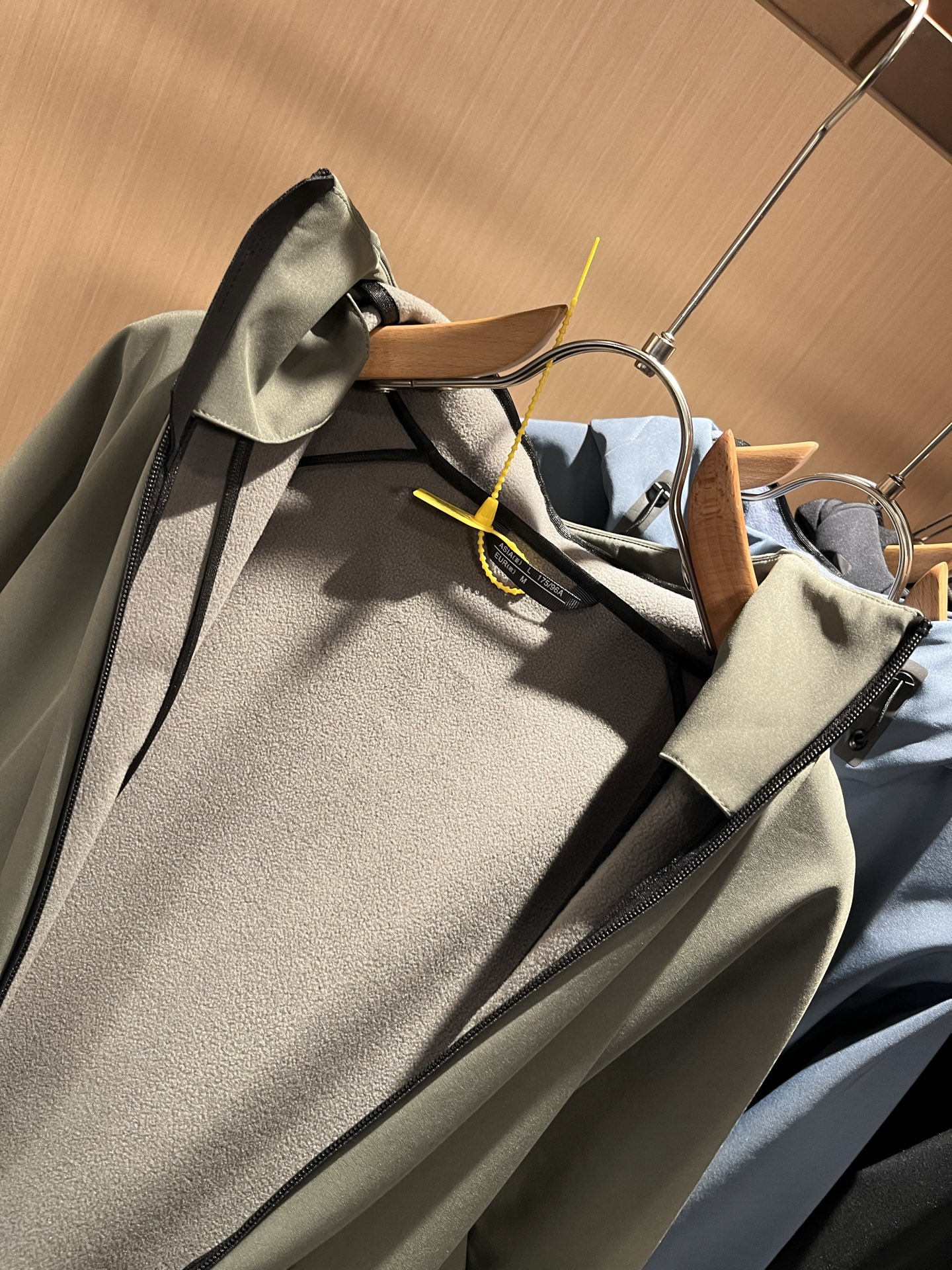 迪桑特DESCENTE 2025秋冬新款男女同款👫夹克外套，自1935年荣耀至今的专业运动品牌。80余年