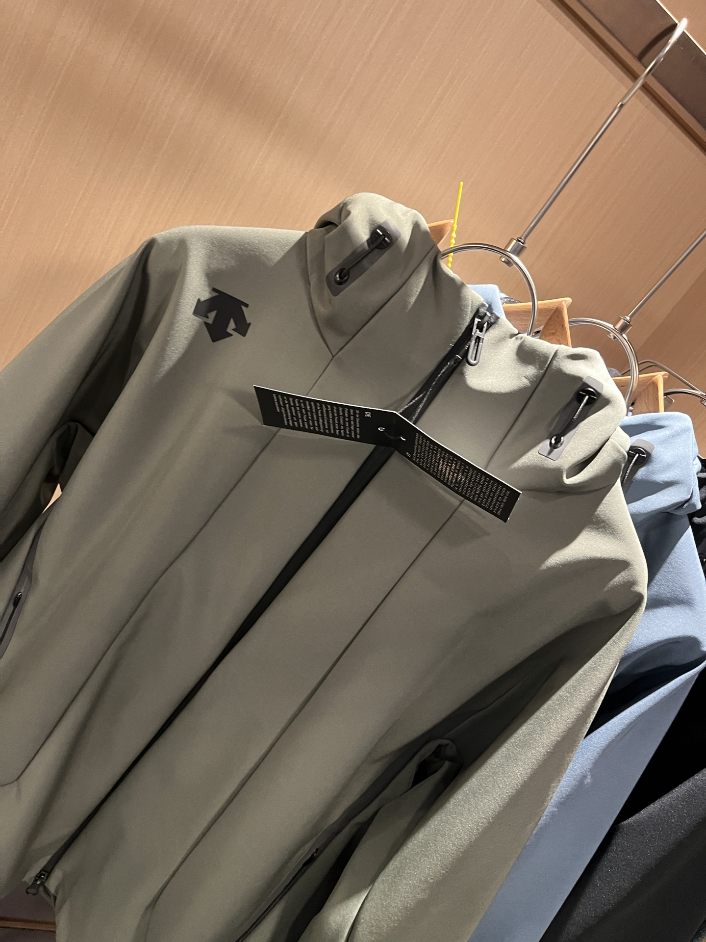 迪桑特DESCENTE 2025秋冬新款男女同款👫夹克外套，自1935年荣耀至今的专业运动品牌。80余年