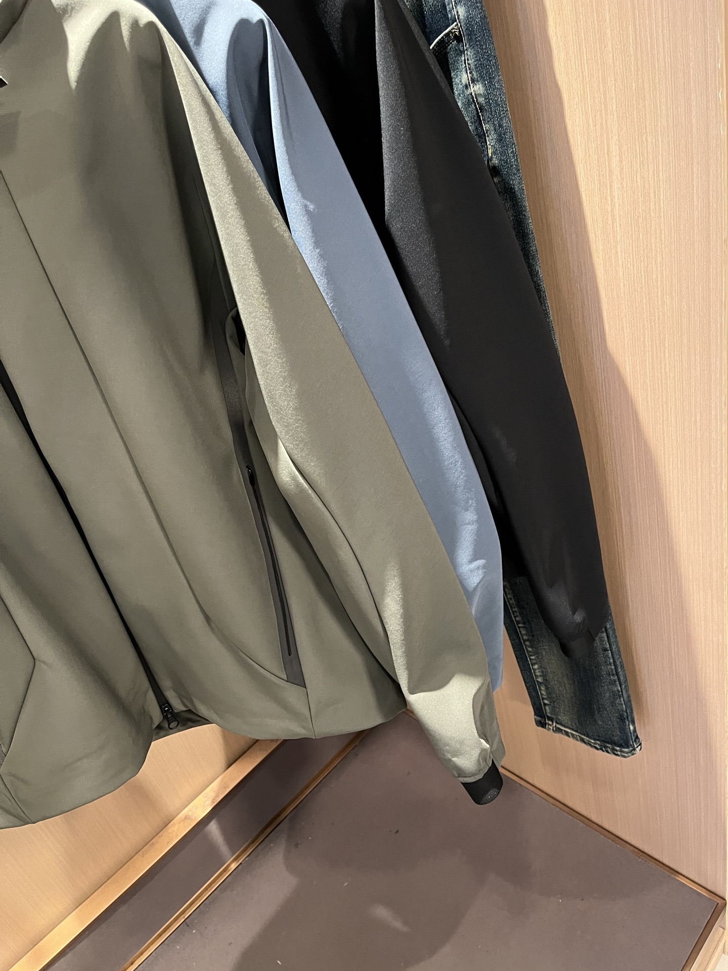 迪桑特DESCENTE 2025秋冬新款男女同款👫夹克外套，自1935年荣耀至今的专业运动品牌。80余年