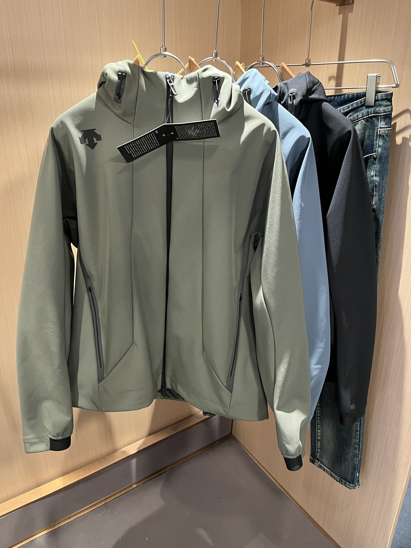 迪桑特DESCENTE 2025秋冬新款男女同款👫夹克外套，自1935年荣耀至今的专业运动品牌。80余年