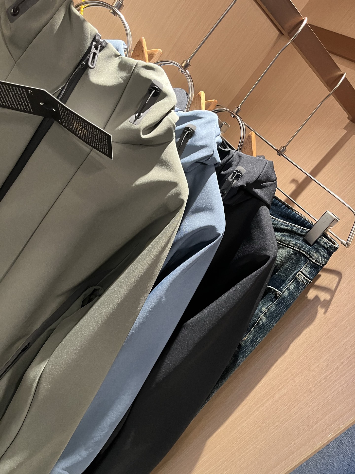 迪桑特DESCENTE 2025秋冬新款男女同款👫夹克外套，自1935年荣耀至今的专业运动品牌。80余年