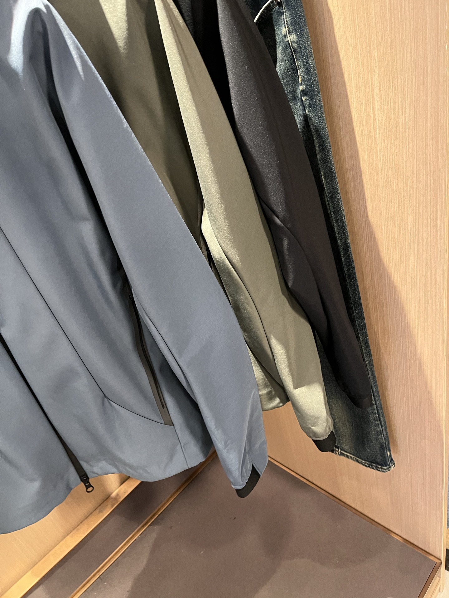 迪桑特DESCENTE 2025秋冬新款男女同款👫夹克外套，自1935年荣耀至今的专业运动品牌。80余年