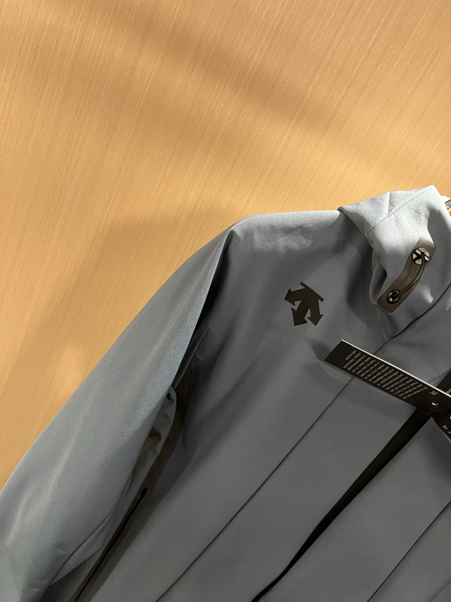 迪桑特DESCENTE 2025秋冬新款男女同款👫夹克外套，自1935年荣耀至今的专业运动品牌。80余年