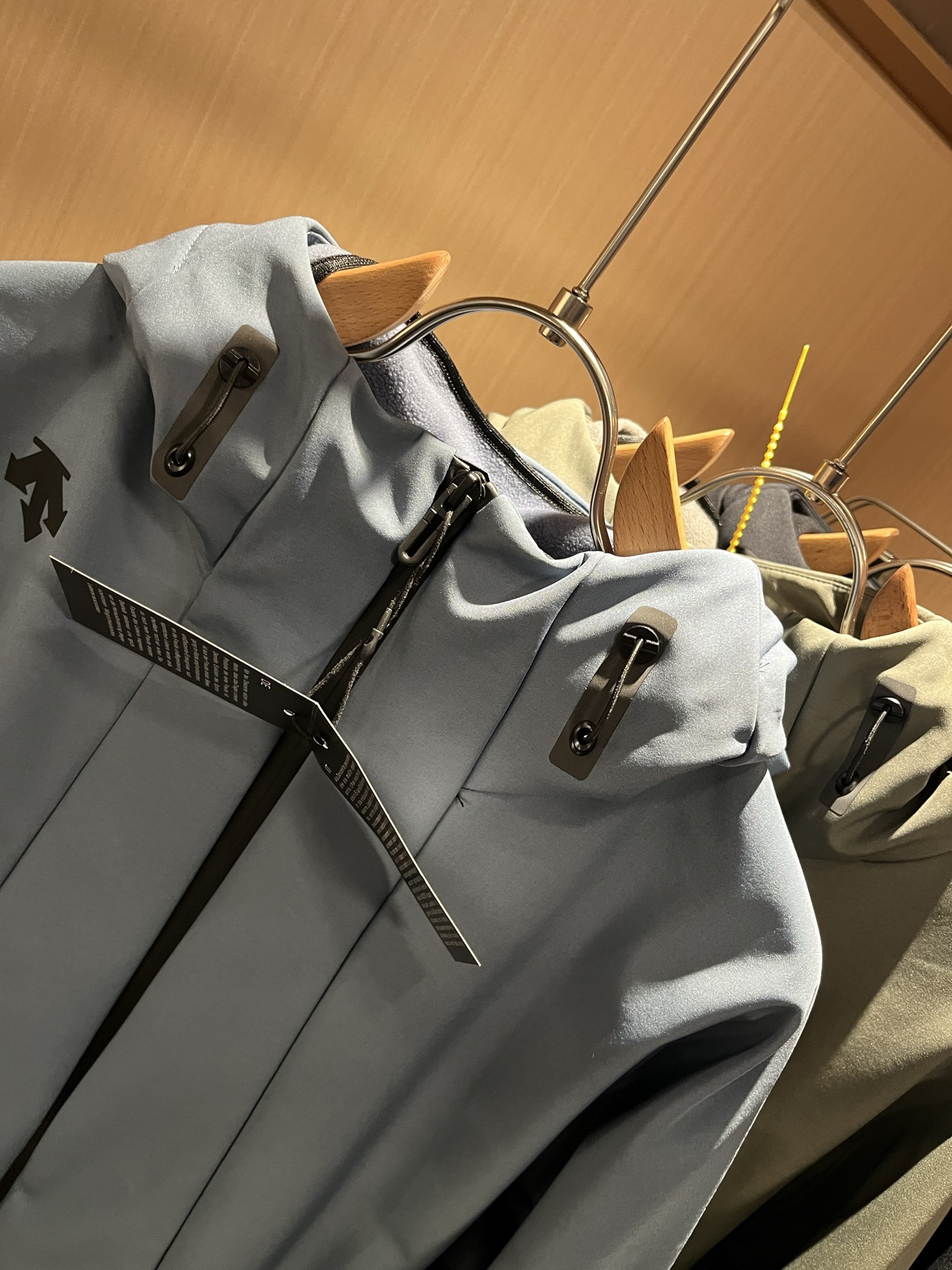 迪桑特DESCENTE 2025秋冬新款男女同款👫夹克外套，自1935年荣耀至今的专业运动品牌。80余年