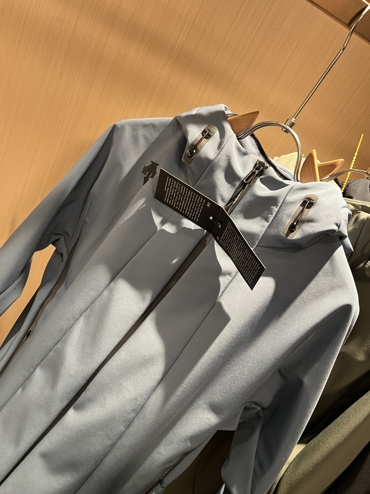 迪桑特DESCENTE 2025秋冬新款男女同款👫夹克外套，自1935年荣耀至今的专业运动品牌。80余年