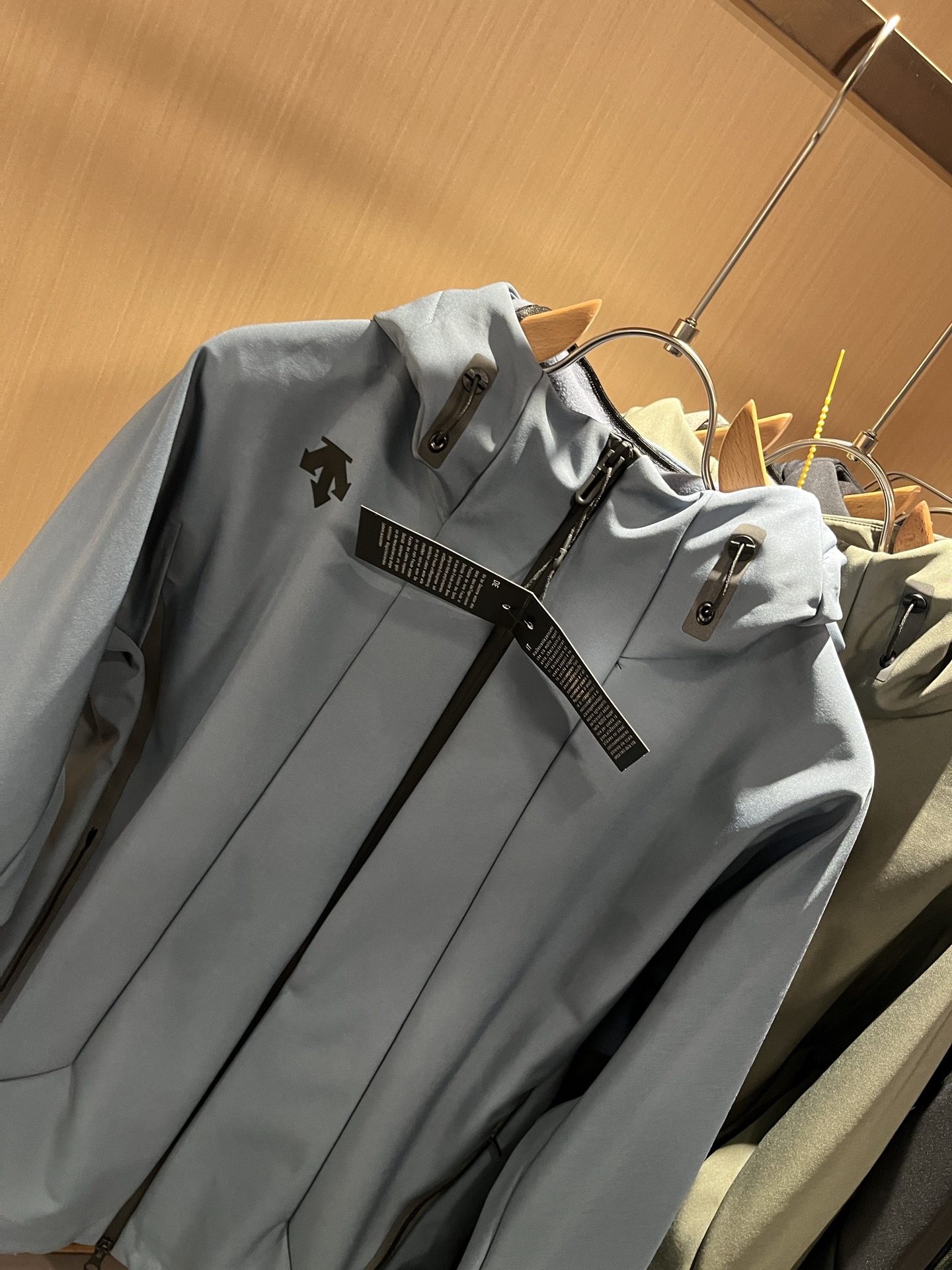 迪桑特DESCENTE 2025秋冬新款男女同款👫夹克外套，自1935年荣耀至今的专业运动品牌。80余年