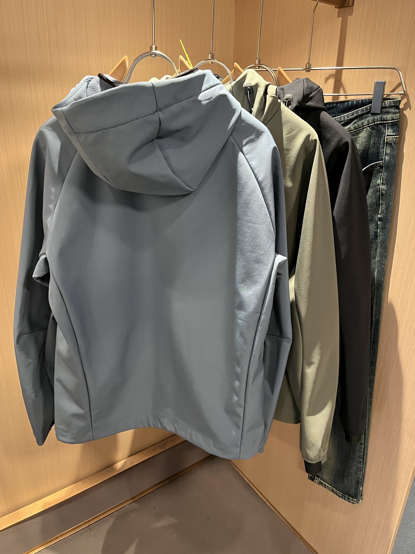 迪桑特DESCENTE 2025秋冬新款男女同款👫夹克外套，自1935年荣耀至今的专业运动品牌。80余年