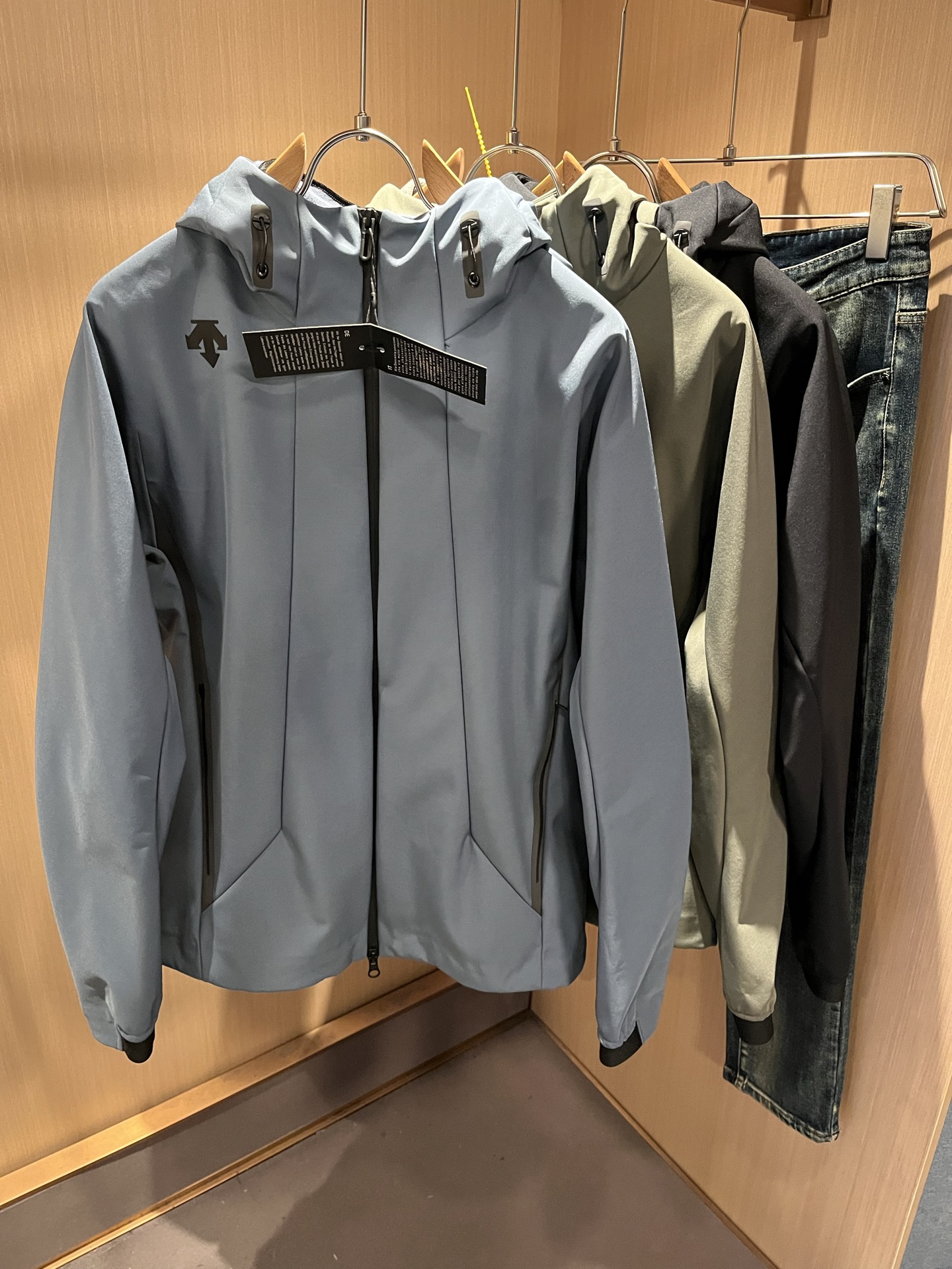 迪桑特DESCENTE 2025秋冬新款男女同款👫夹克外套，自1935年荣耀至今的专业运动品牌。80余年