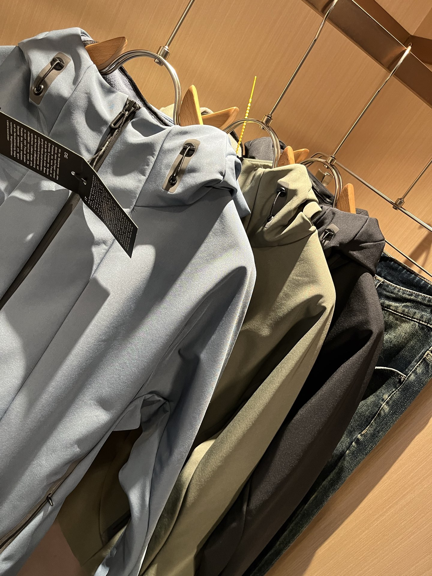 迪桑特DESCENTE 2025秋冬新款男女同款👫夹克外套，自1935年荣耀至今的专业运动品牌。80余年