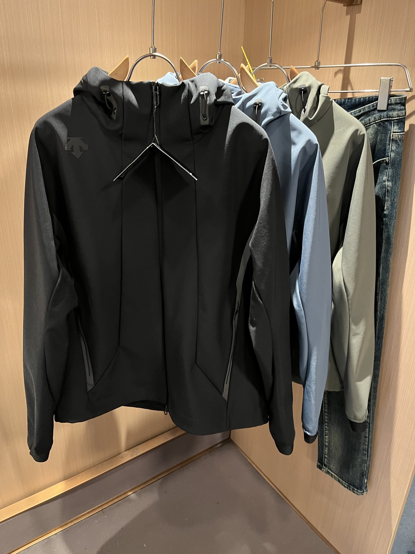 迪桑特DESCENTE 2025秋冬新款男女同款👫夹克外套，自1935年荣耀至今的专业运动品牌。80余年