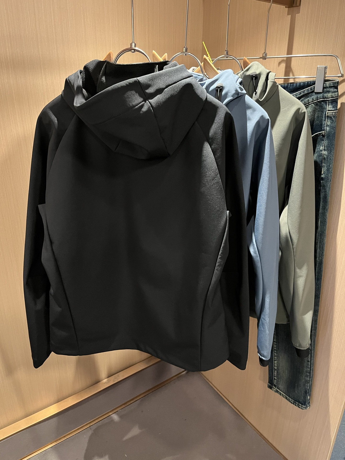 迪桑特DESCENTE 2025秋冬新款男女同款👫夹克外套，自1935年荣耀至今的专业运动品牌。80余年