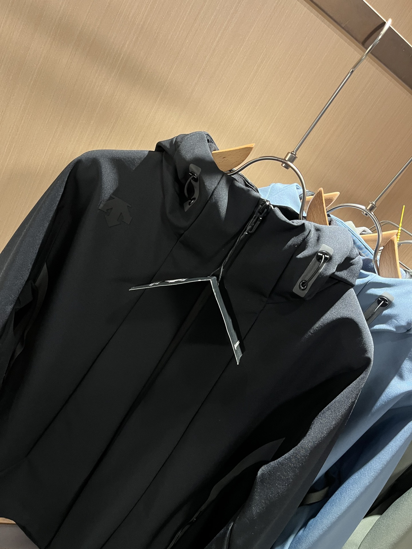 迪桑特DESCENTE 2025秋冬新款男女同款👫夹克外套，自1935年荣耀至今的专业运动品牌。80余年