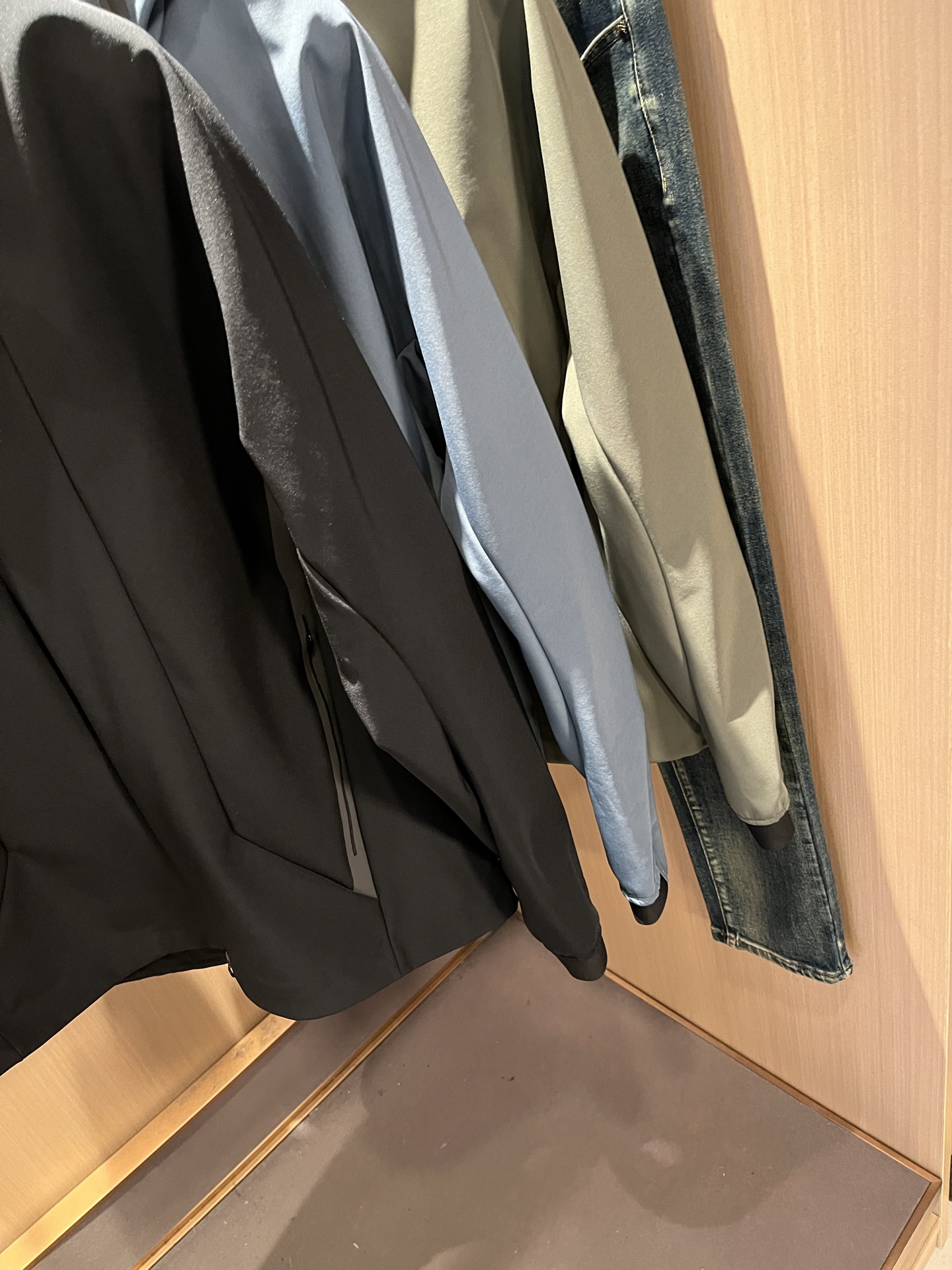 迪桑特DESCENTE 2025秋冬新款男女同款👫夹克外套，自1935年荣耀至今的专业运动品牌。80余年