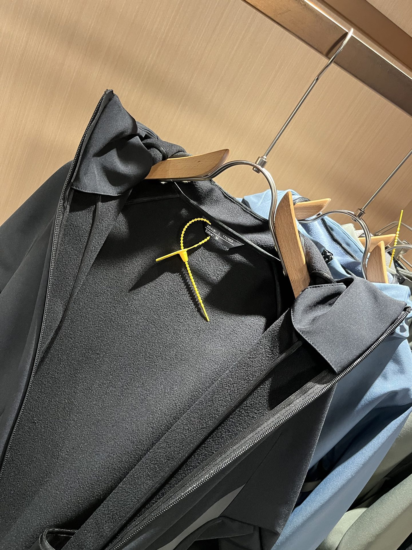 迪桑特DESCENTE 2025秋冬新款男女同款👫夹克外套，自1935年荣耀至今的专业运动品牌。80余年