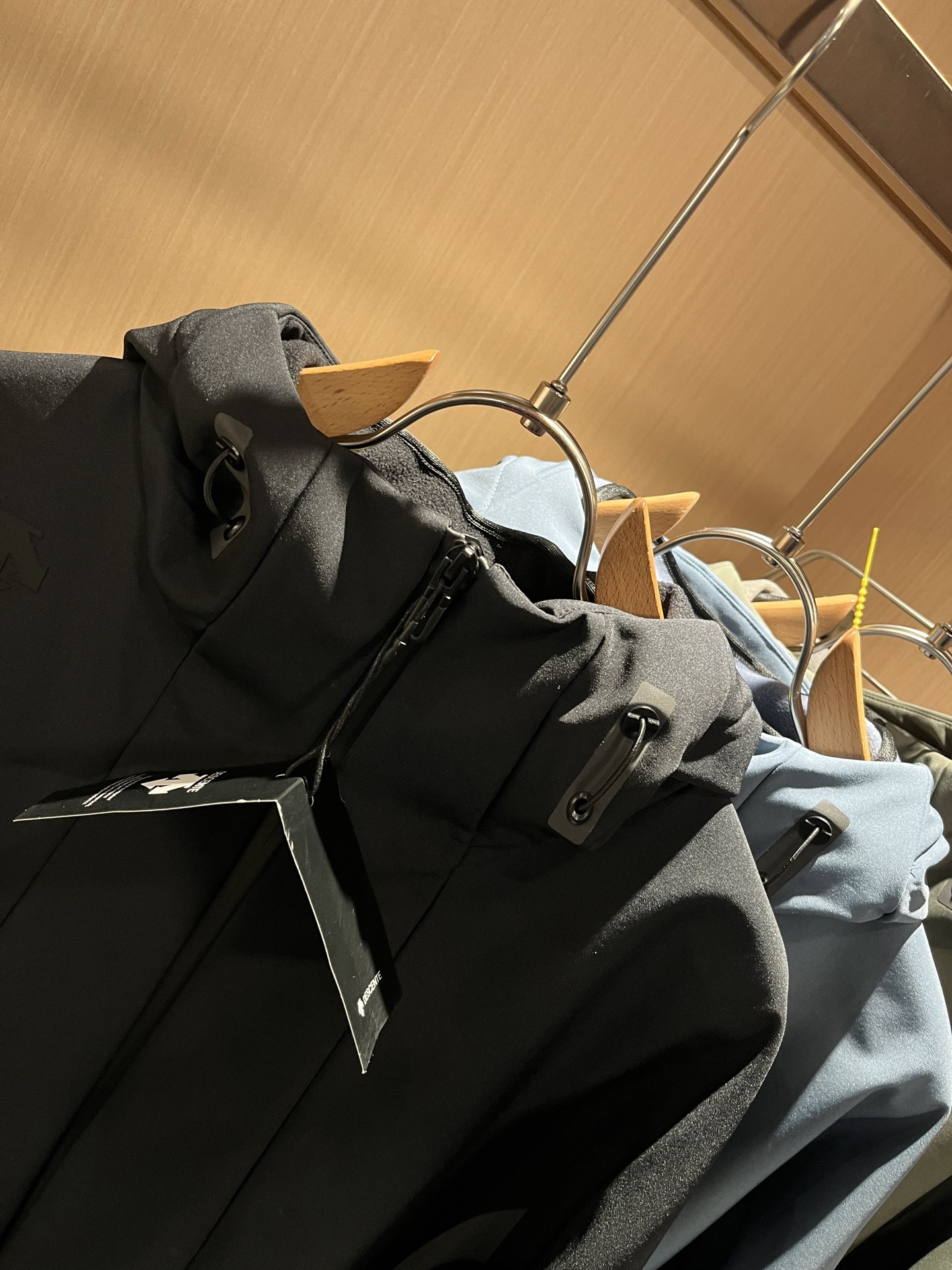 迪桑特DESCENTE 2025秋冬新款男女同款👫夹克外套，自1935年荣耀至今的专业运动品牌。80余年