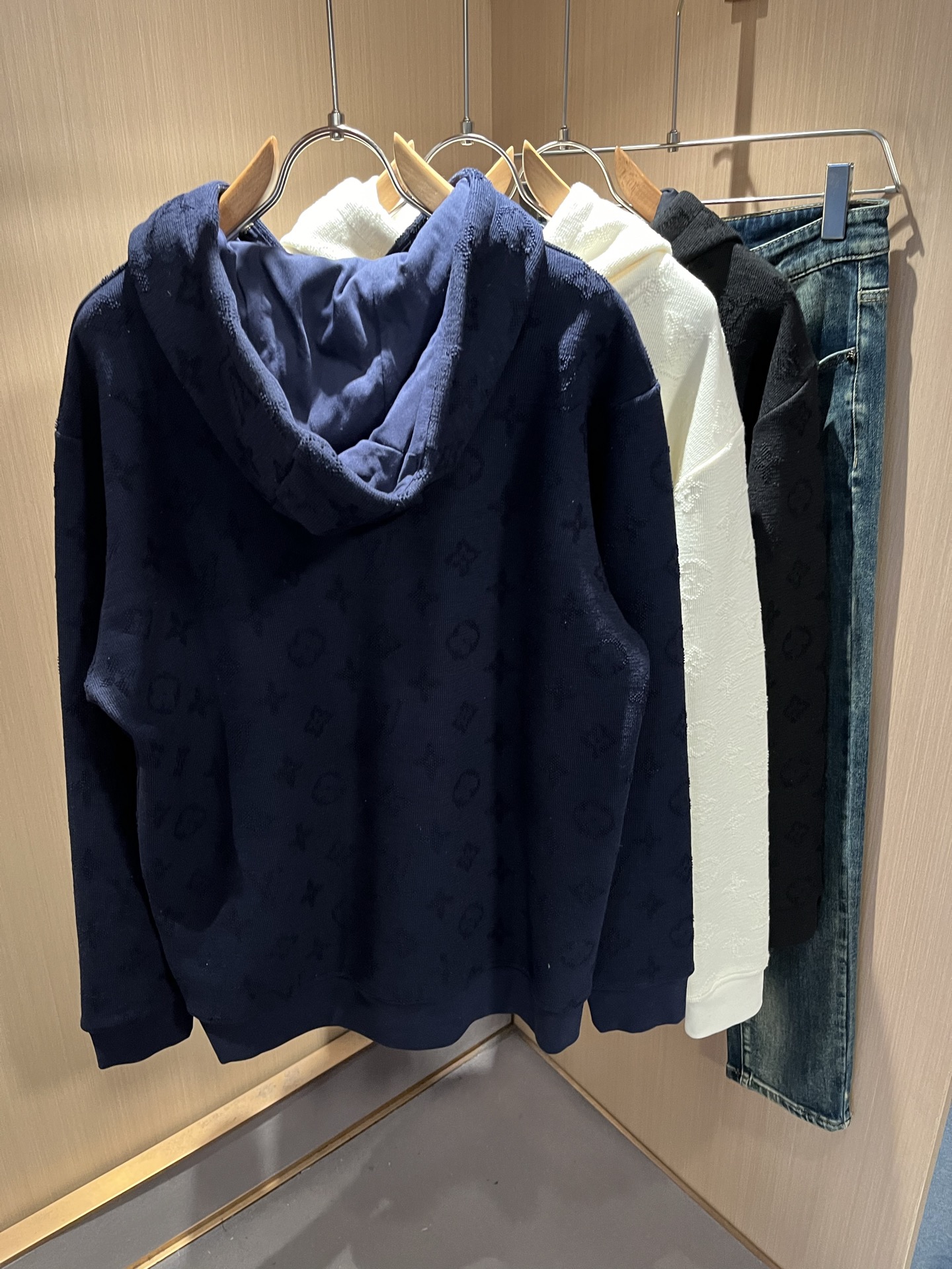 Louis Vuit*on 路易家族 2025秋冬新款Monogram系列！男女同款👫卫衣！路易家族的新