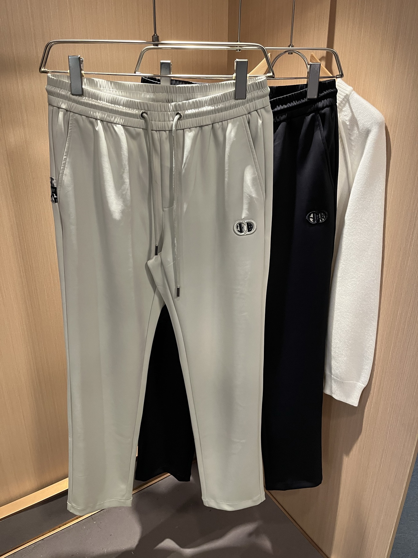 Dior 迪奥 2025秋冬新款男士休闲裤，高端品质之选……一款松紧腰抽绳休闲卫裤兼备的百搭裤装，也是男