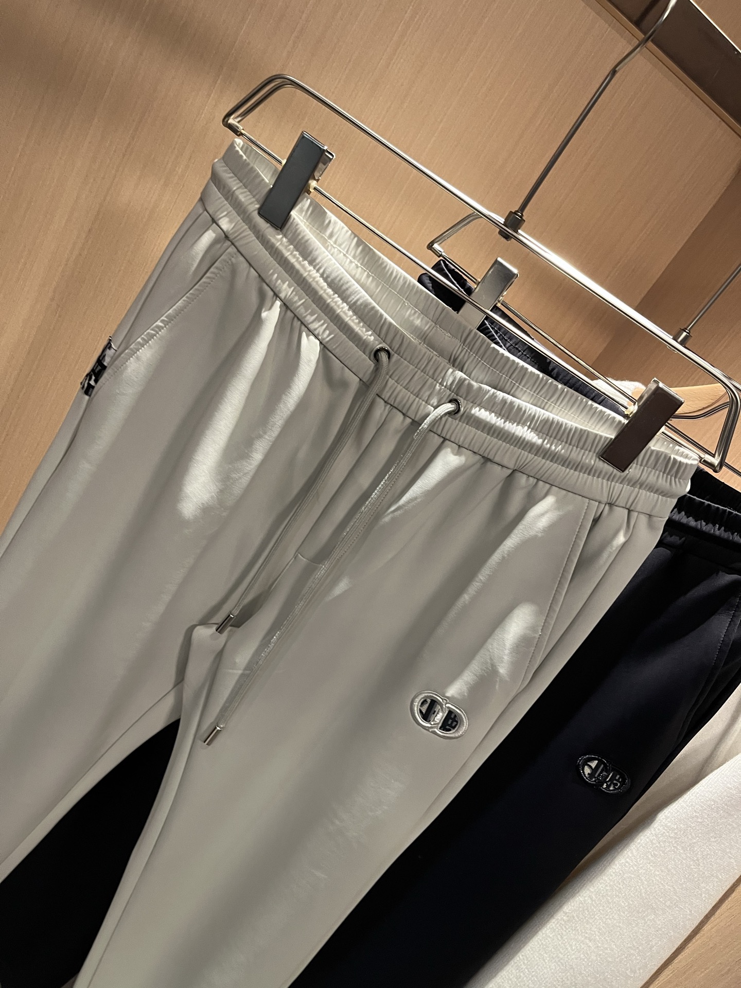 Dior 迪奥 2025秋冬新款男士休闲裤，高端品质之选……一款松紧腰抽绳休闲卫裤兼备的百搭裤装，也是男