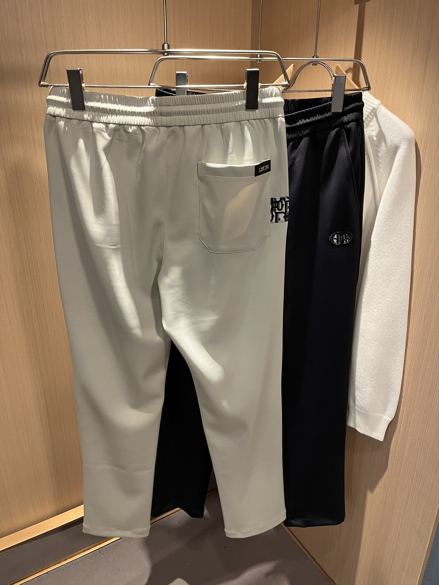 Dior 迪奥 2025秋冬新款男士休闲裤，高端品质之选……一款松紧腰抽绳休闲卫裤兼备的百搭裤装，也是男