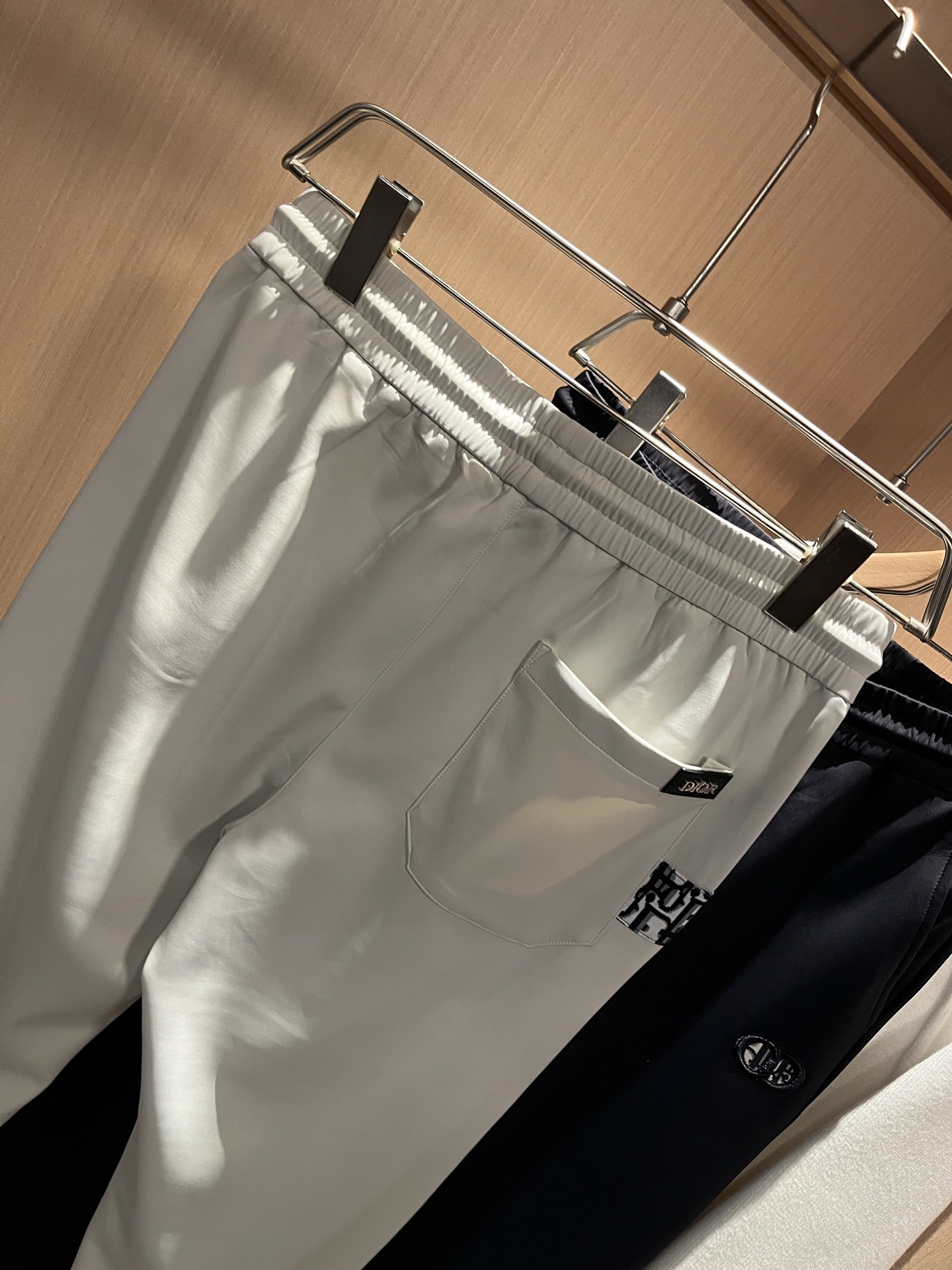 Dior 迪奥 2025秋冬新款男士休闲裤，高端品质之选……一款松紧腰抽绳休闲卫裤兼备的百搭裤装，也是男