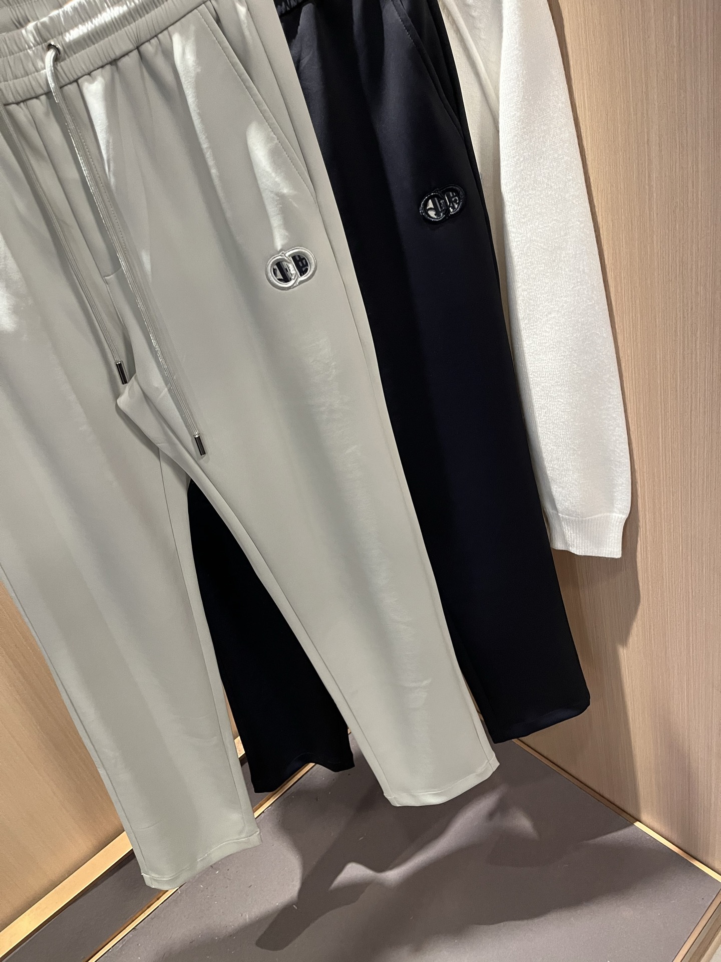 Dior 迪奥 2025秋冬新款男士休闲裤，高端品质之选……一款松紧腰抽绳休闲卫裤兼备的百搭裤装，也是男