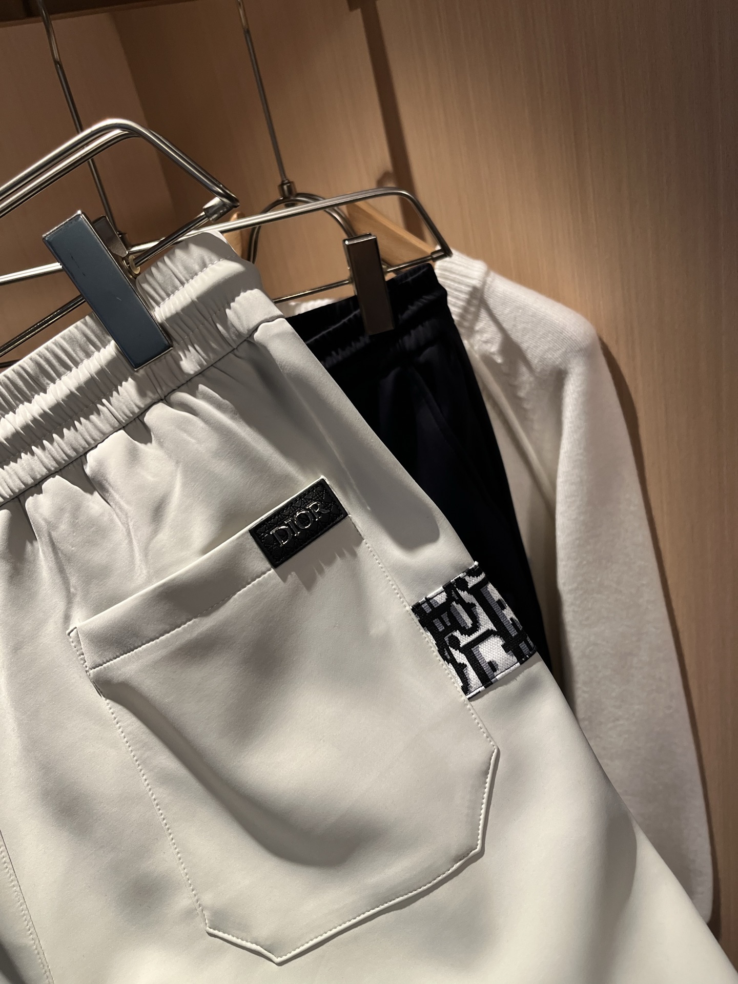 Dior 迪奥 2025秋冬新款男士休闲裤，高端品质之选……一款松紧腰抽绳休闲卫裤兼备的百搭裤装，也是男