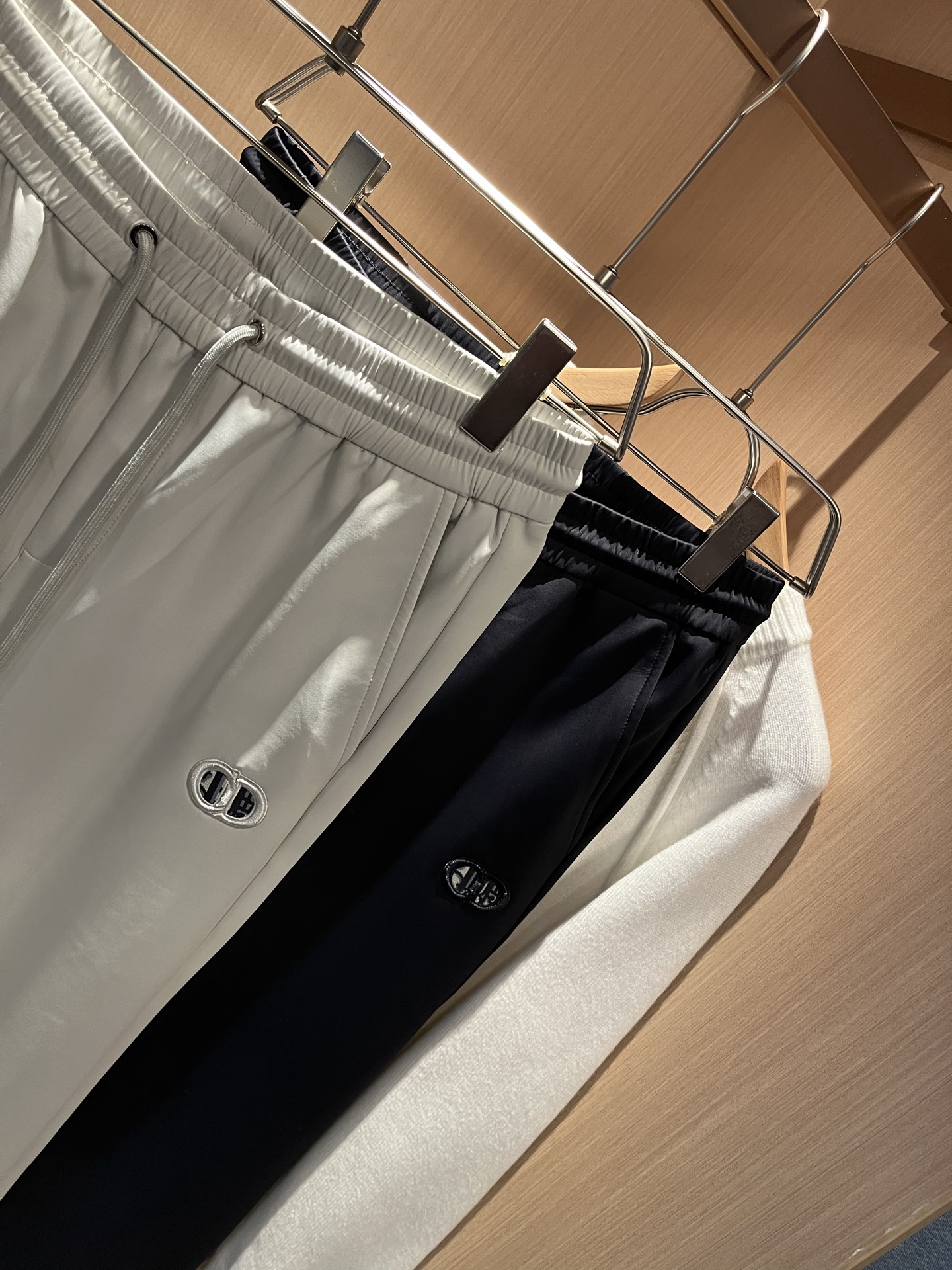 Dior 迪奥 2025秋冬新款男士休闲裤，高端品质之选……一款松紧腰抽绳休闲卫裤兼备的百搭裤装，也是男