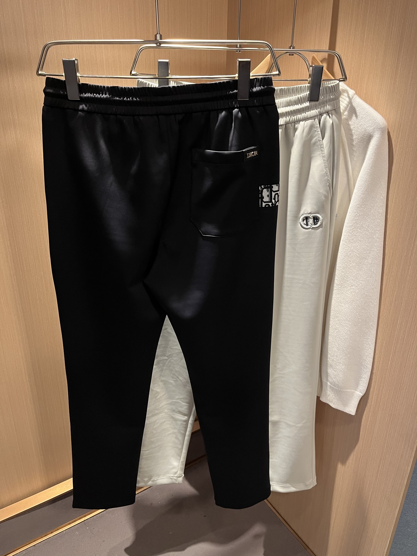 Dior 迪奥 2025秋冬新款男士休闲裤，高端品质之选……一款松紧腰抽绳休闲卫裤兼备的百搭裤装，也是男