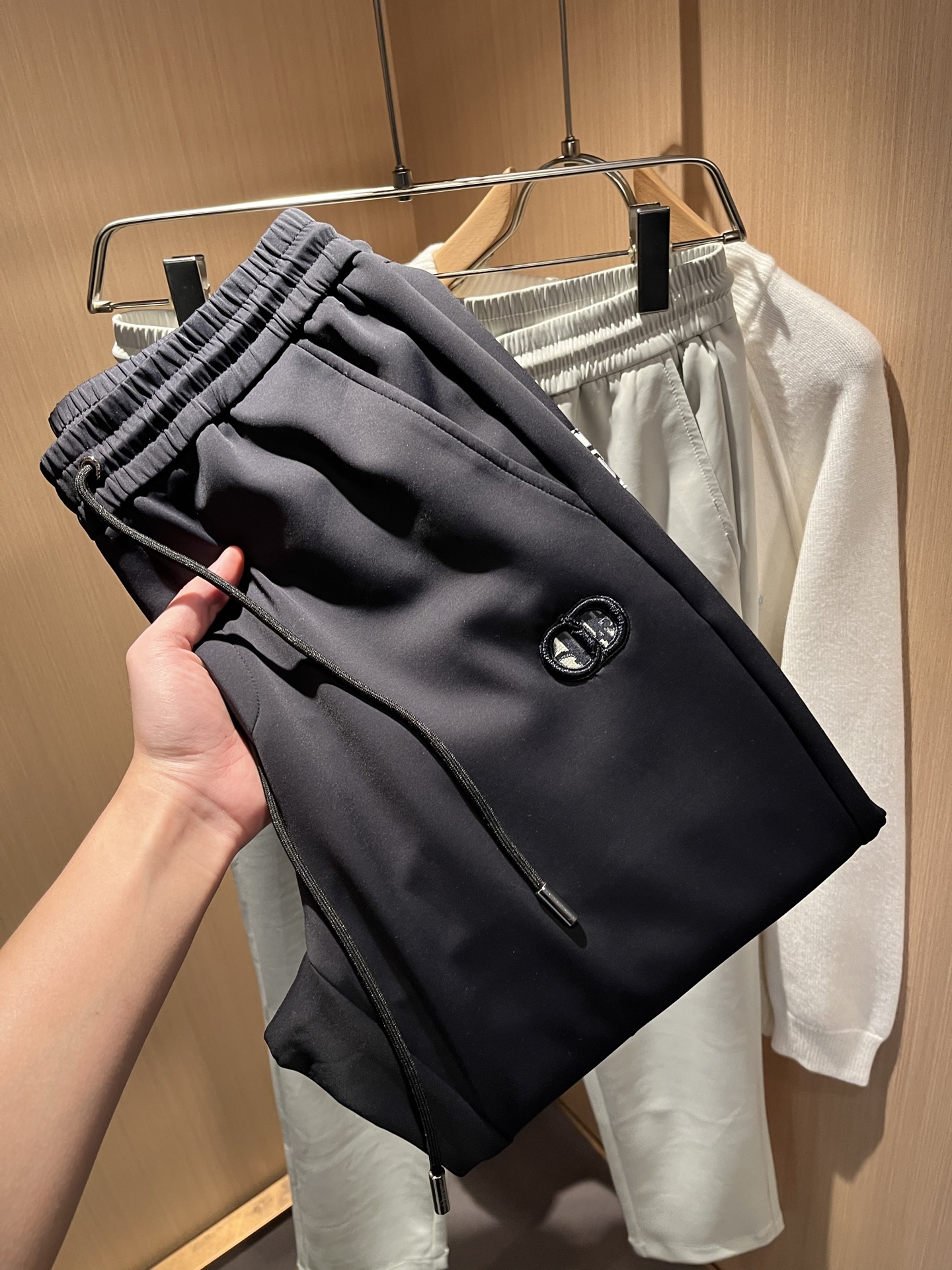 Dior 迪奥 2025秋冬新款男士休闲裤，高端品质之选……一款松紧腰抽绳休闲卫裤兼备的百搭裤装，也是男