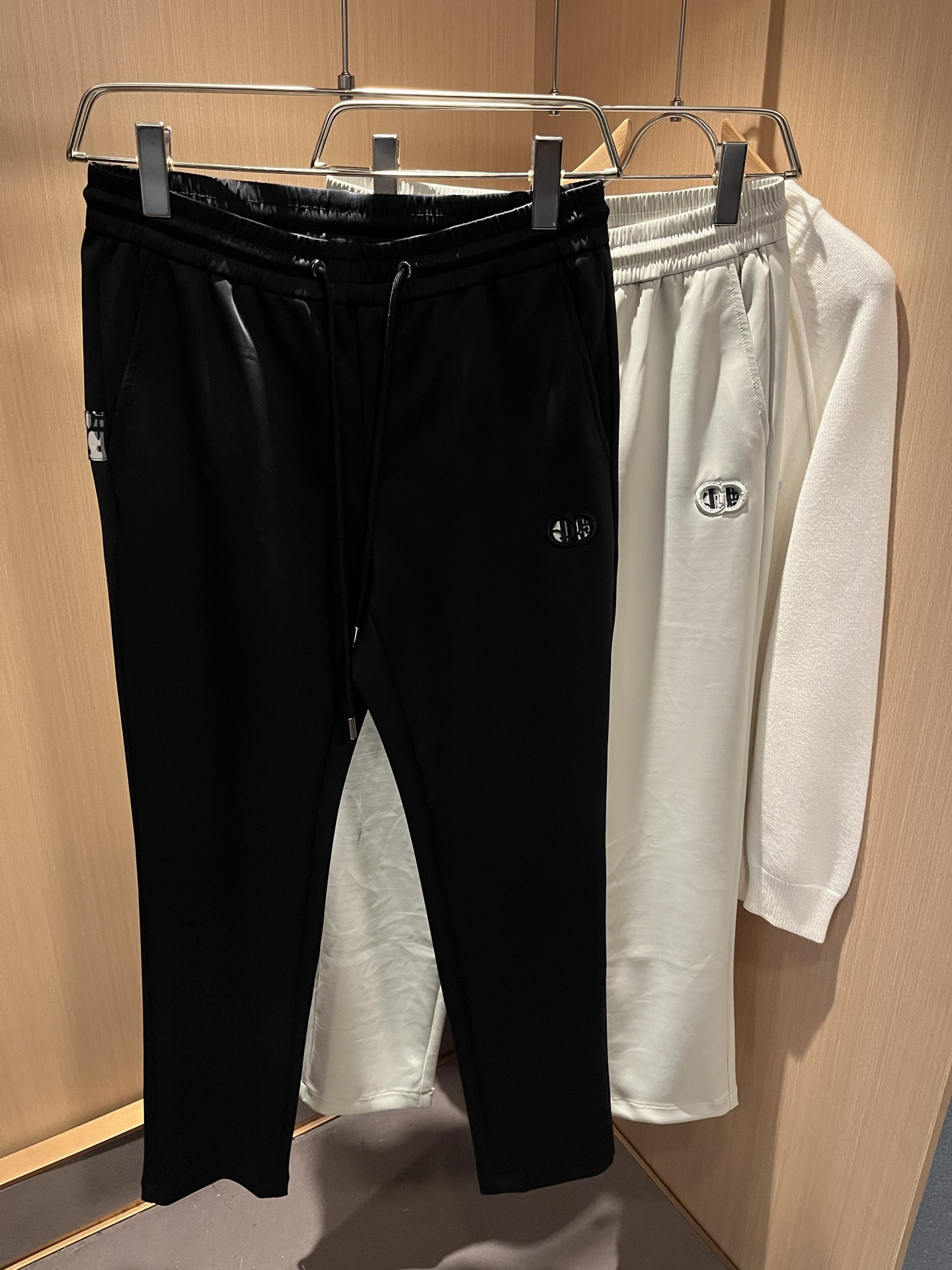 Dior 迪奥 2025秋冬新款男士休闲裤，高端品质之选……一款松紧腰抽绳休闲卫裤兼备的百搭裤装，也是男