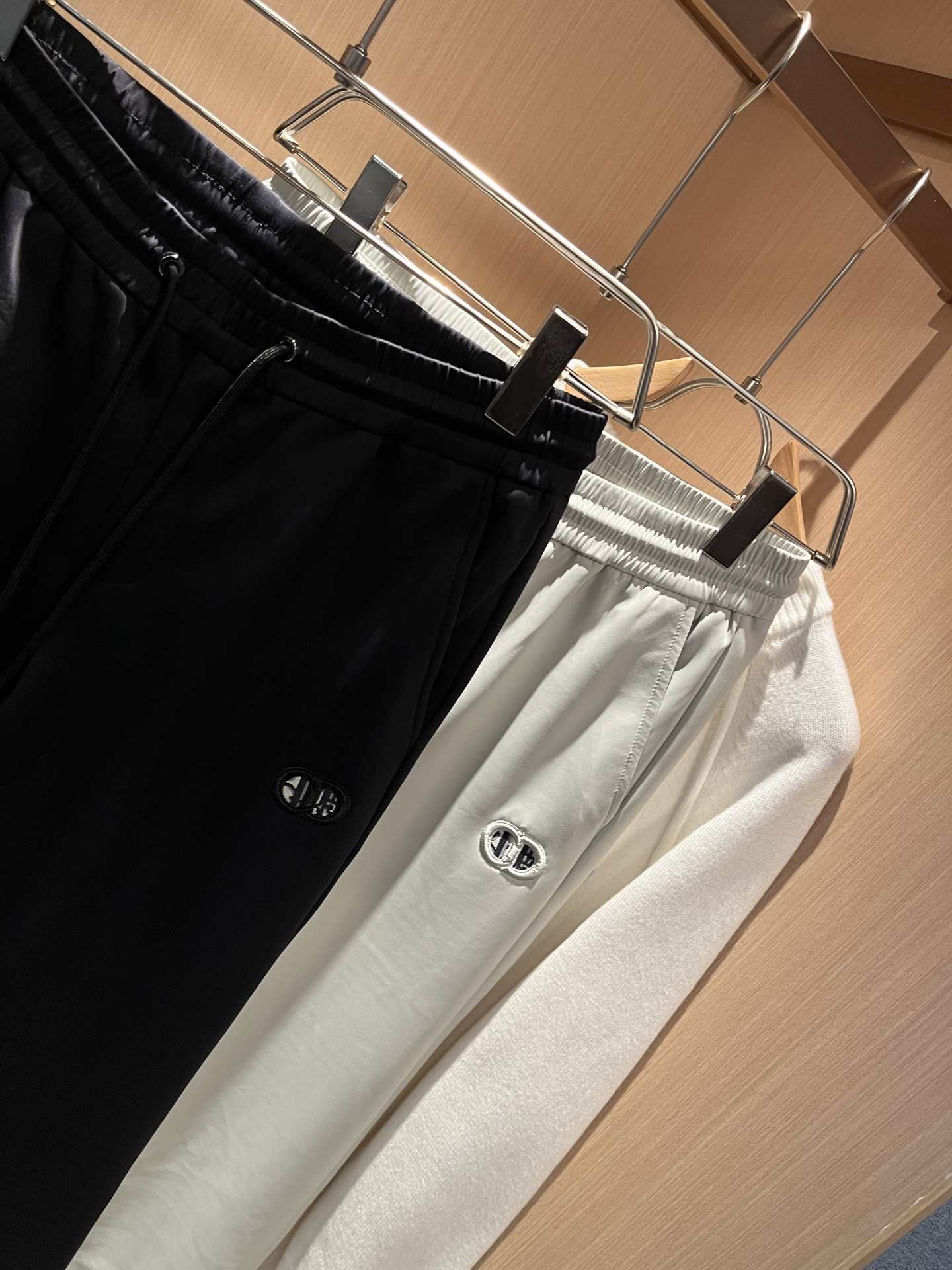 Dior 迪奥 2025秋冬新款男士休闲裤，高端品质之选……一款松紧腰抽绳休闲卫裤兼备的百搭裤装，也是男