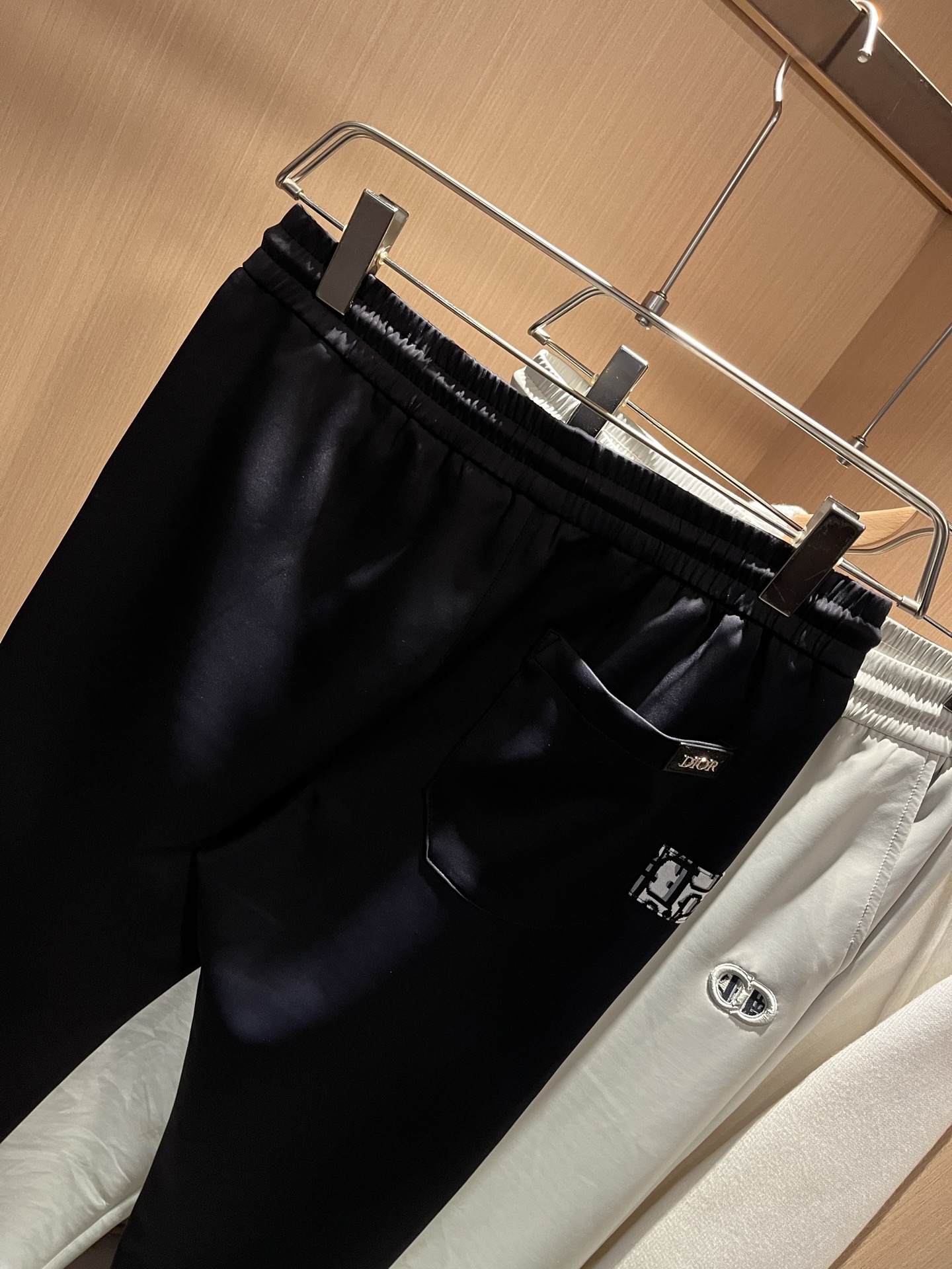 Dior 迪奥 2025秋冬新款男士休闲裤，高端品质之选……一款松紧腰抽绳休闲卫裤兼备的百搭裤装，也是男