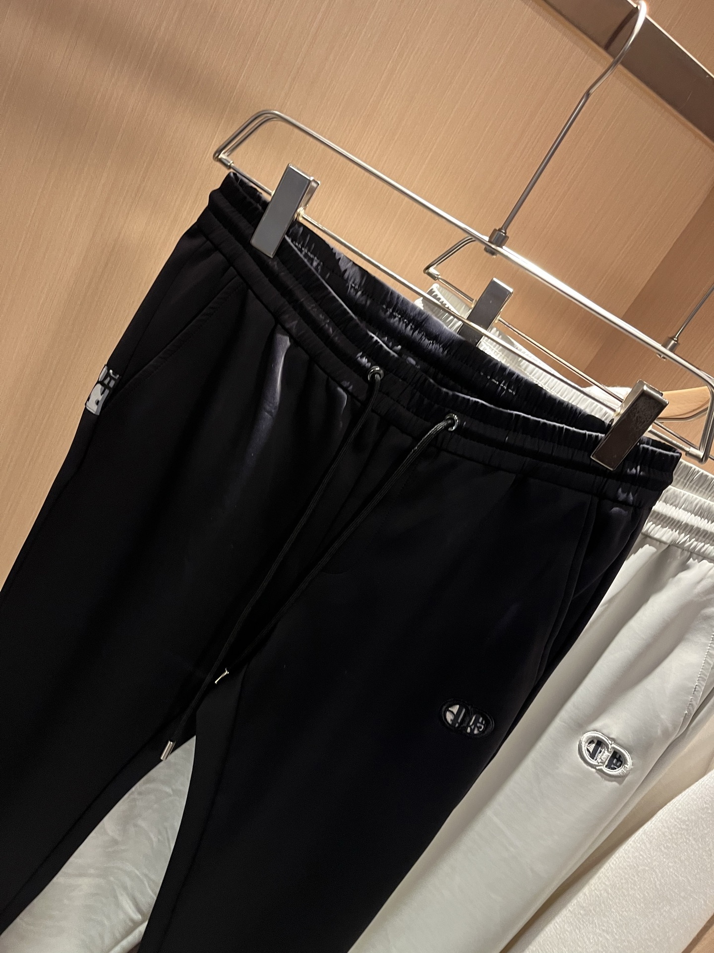 Dior 迪奥 2025秋冬新款男士休闲裤，高端品质之选……一款松紧腰抽绳休闲卫裤兼备的百搭裤装，也是男