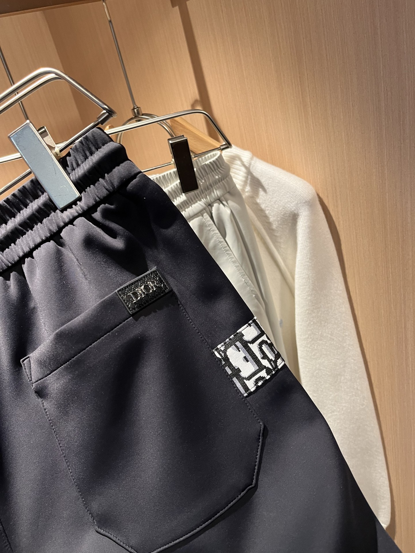 Dior 迪奥 2025秋冬新款男士休闲裤，高端品质之选……一款松紧腰抽绳休闲卫裤兼备的百搭裤装，也是男