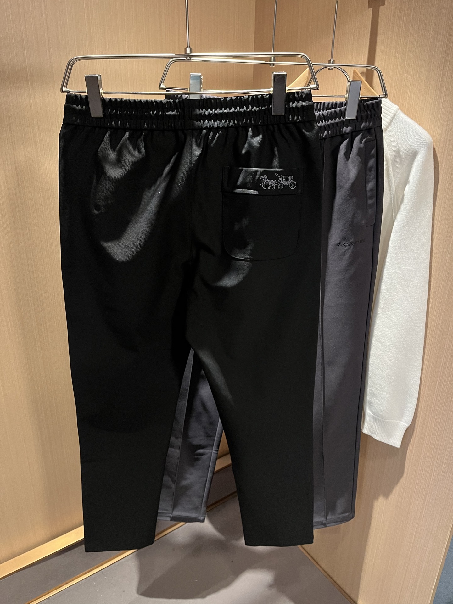 蔻驰 COACH 2025秋冬新款男士休闲裤，高端品质之选……一款松紧腰抽绳休闲卫裤兼备的百搭裤装，也是