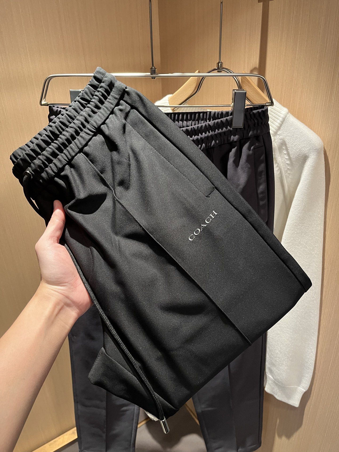 蔻驰 COACH 2025秋冬新款男士休闲裤，高端品质之选……一款松紧腰抽绳休闲卫裤兼备的百搭裤装，也是