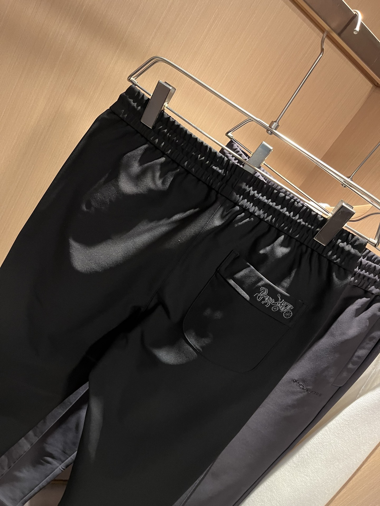 蔻驰 COACH 2025秋冬新款男士休闲裤，高端品质之选……一款松紧腰抽绳休闲卫裤兼备的百搭裤装，也是