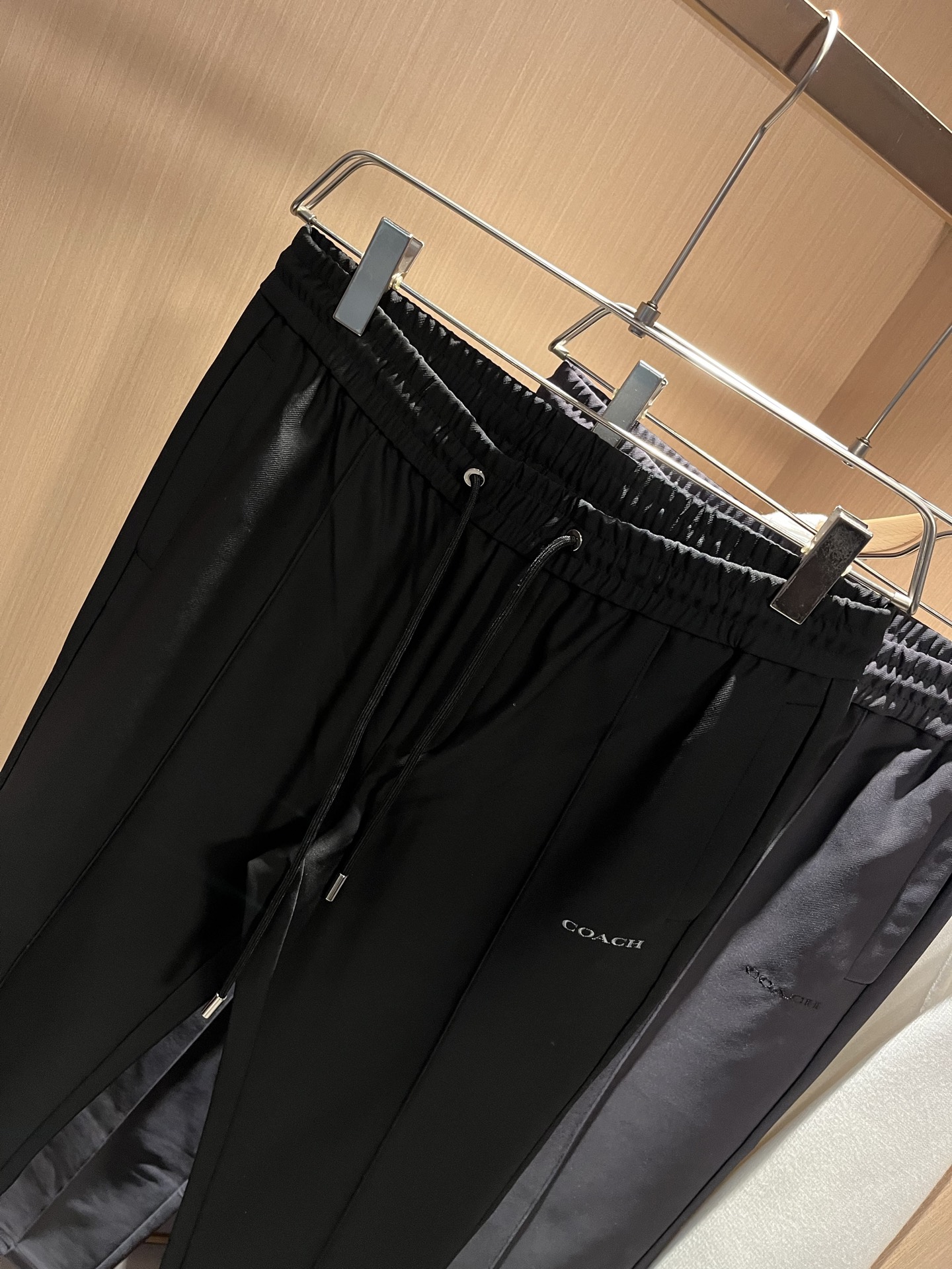 蔻驰 COACH 2025秋冬新款男士休闲裤，高端品质之选……一款松紧腰抽绳休闲卫裤兼备的百搭裤装，也是