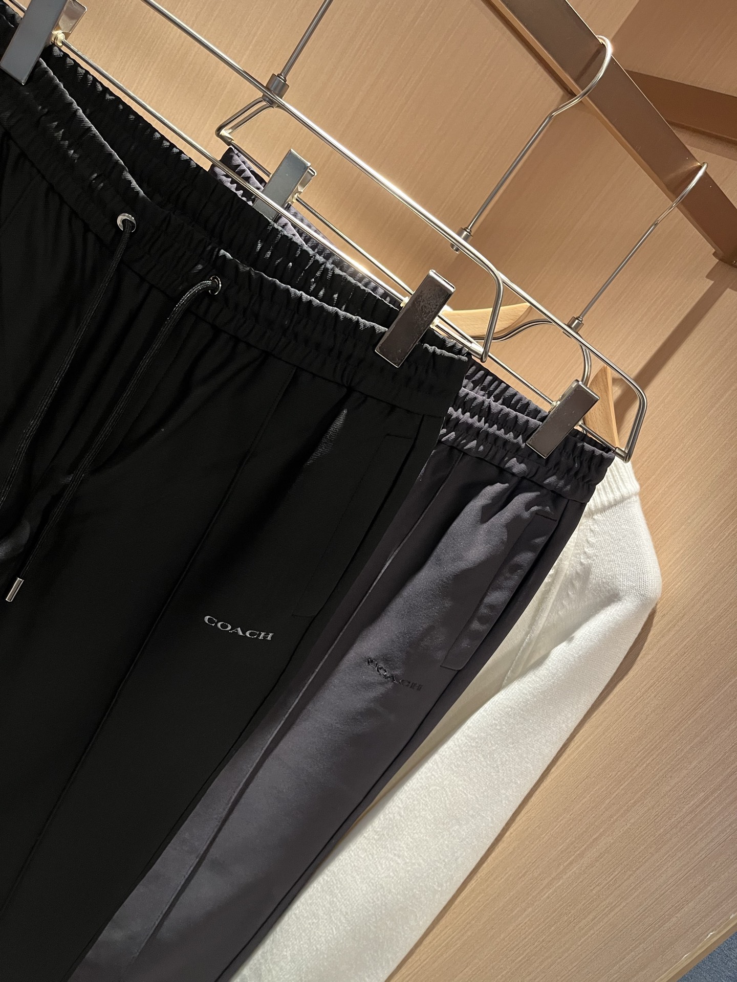 蔻驰 COACH 2025秋冬新款男士休闲裤，高端品质之选……一款松紧腰抽绳休闲卫裤兼备的百搭裤装，也是